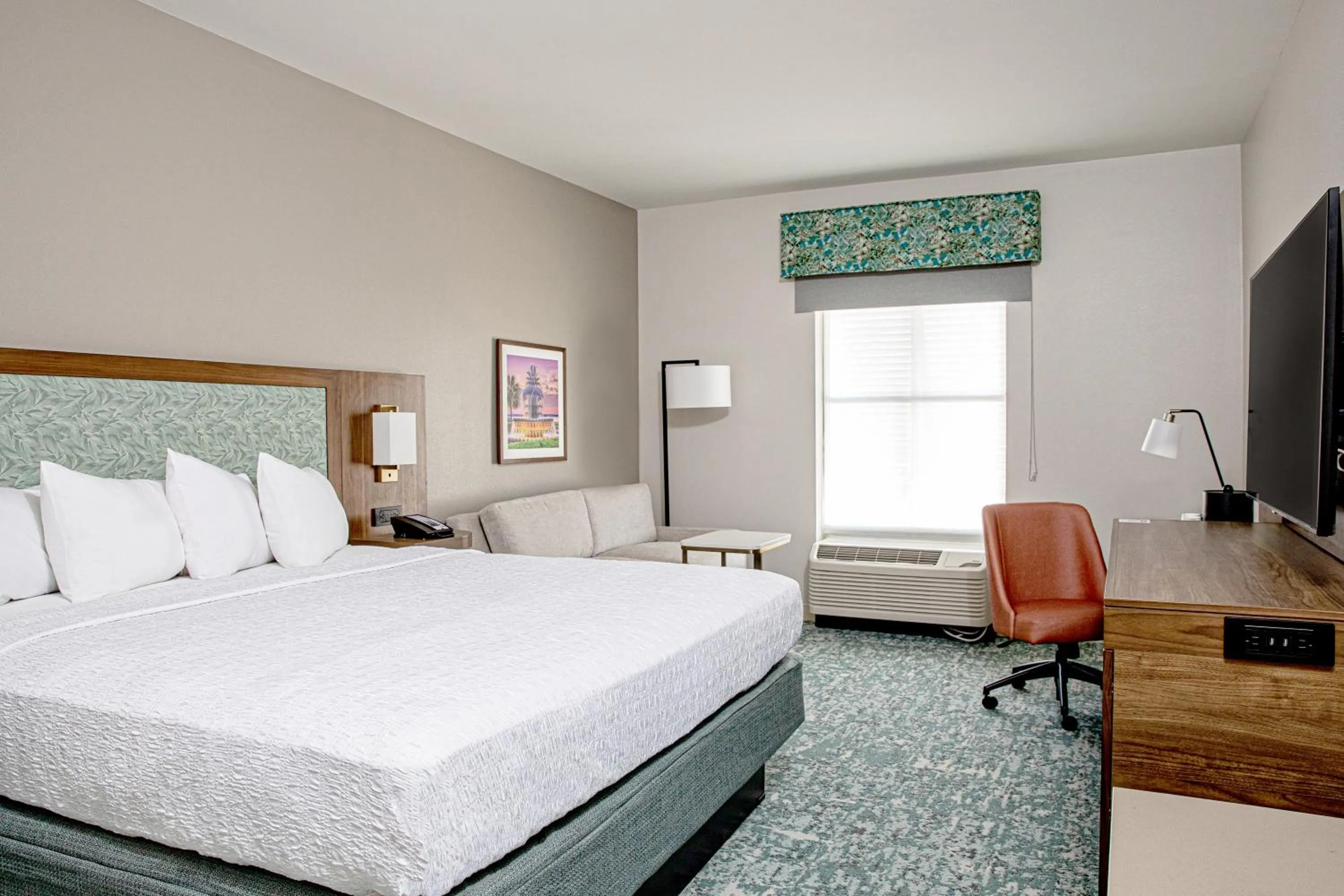 minibar, Bed in Hampton Inn & Suites Charleston-West Ashley