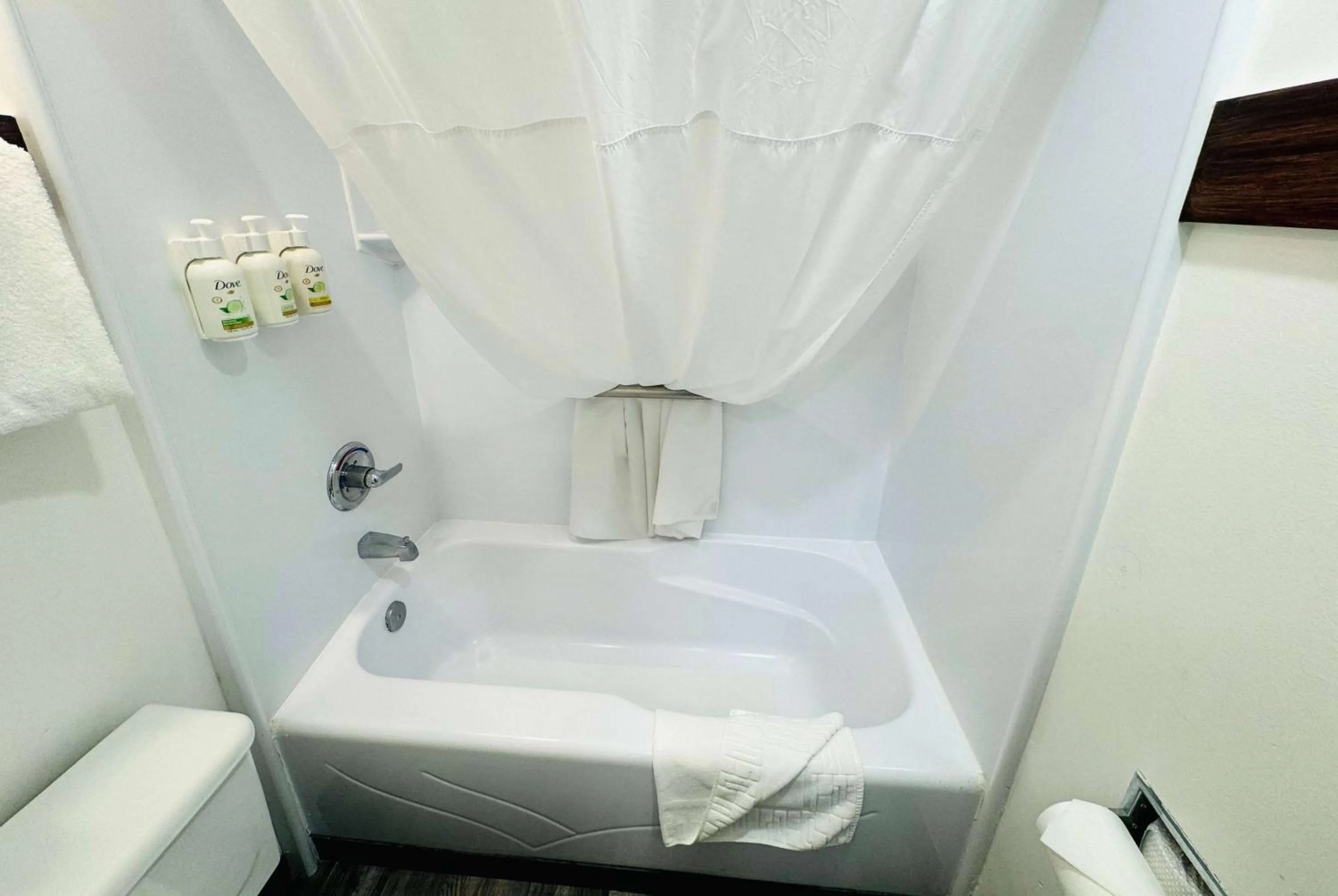 TV and multimedia in Ramada by Wyndham San Diego Airport