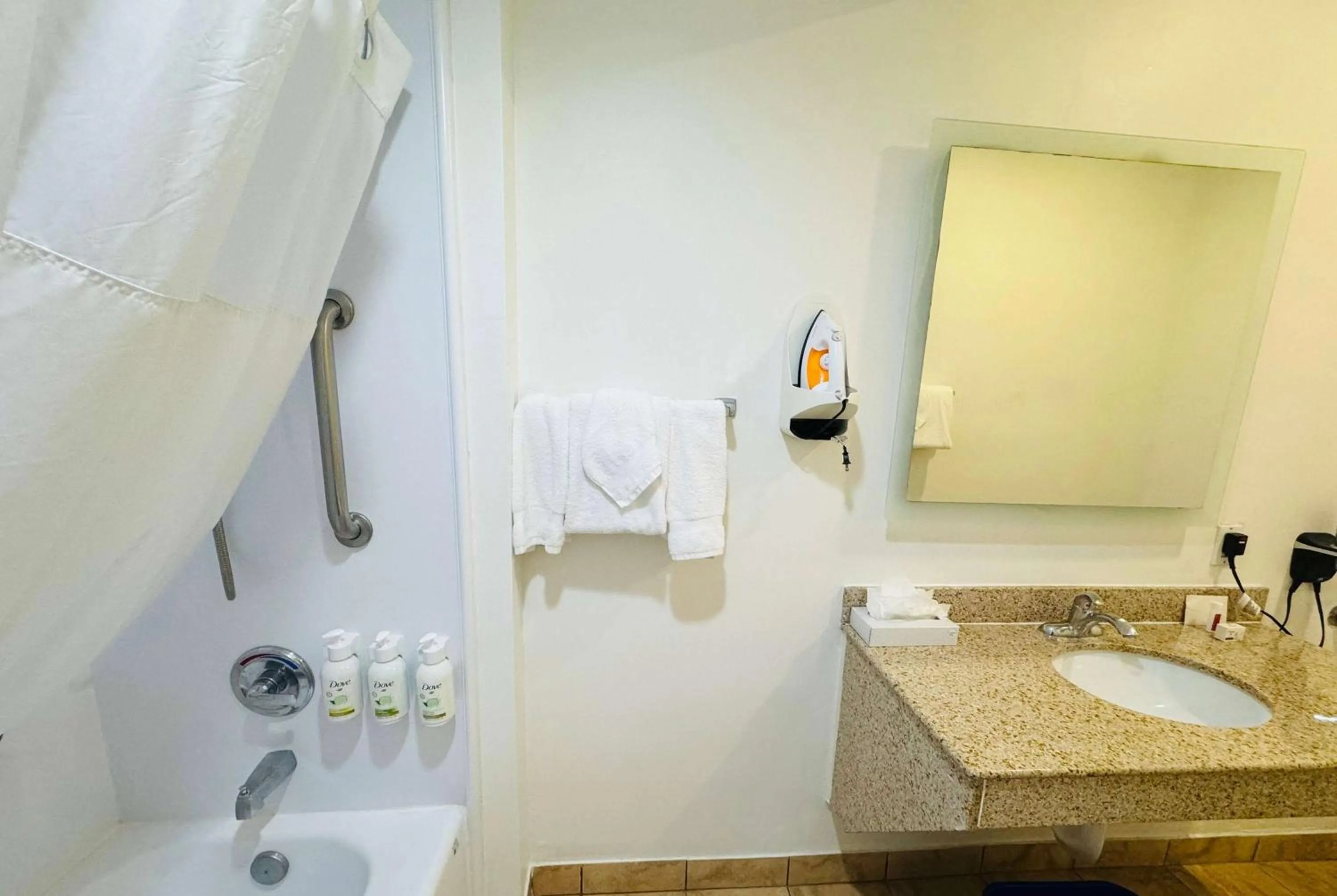 TV and multimedia in Ramada by Wyndham San Diego Airport