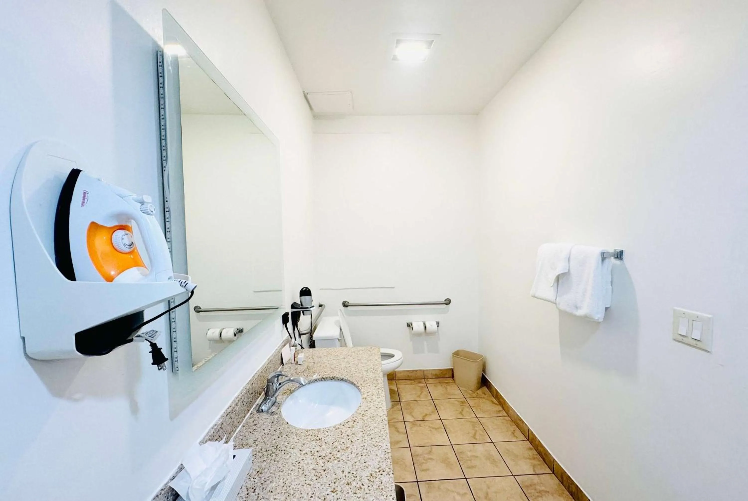 TV and multimedia in Ramada by Wyndham San Diego Airport