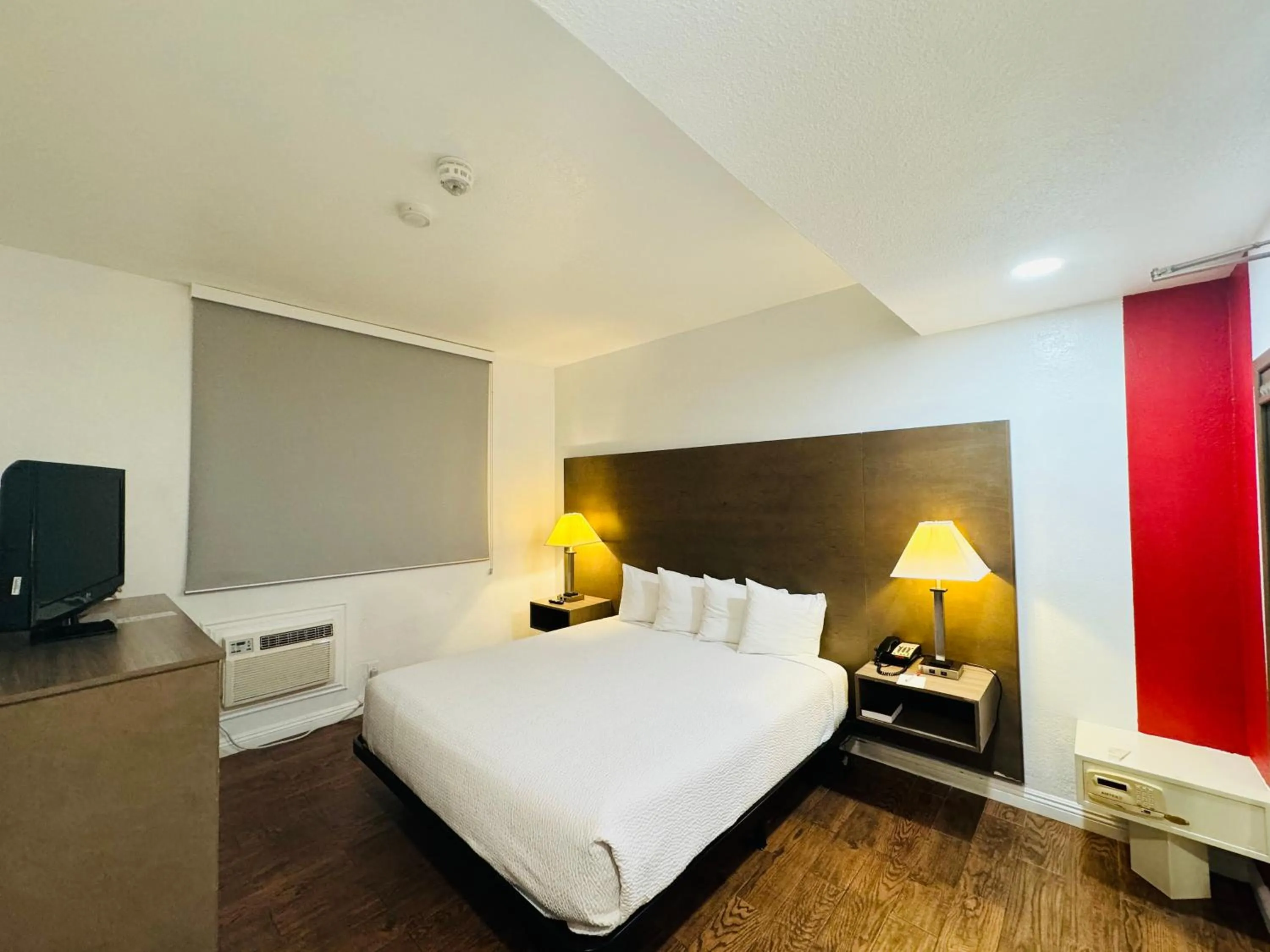 Bedroom, Bed in Ramada by Wyndham San Diego Airport