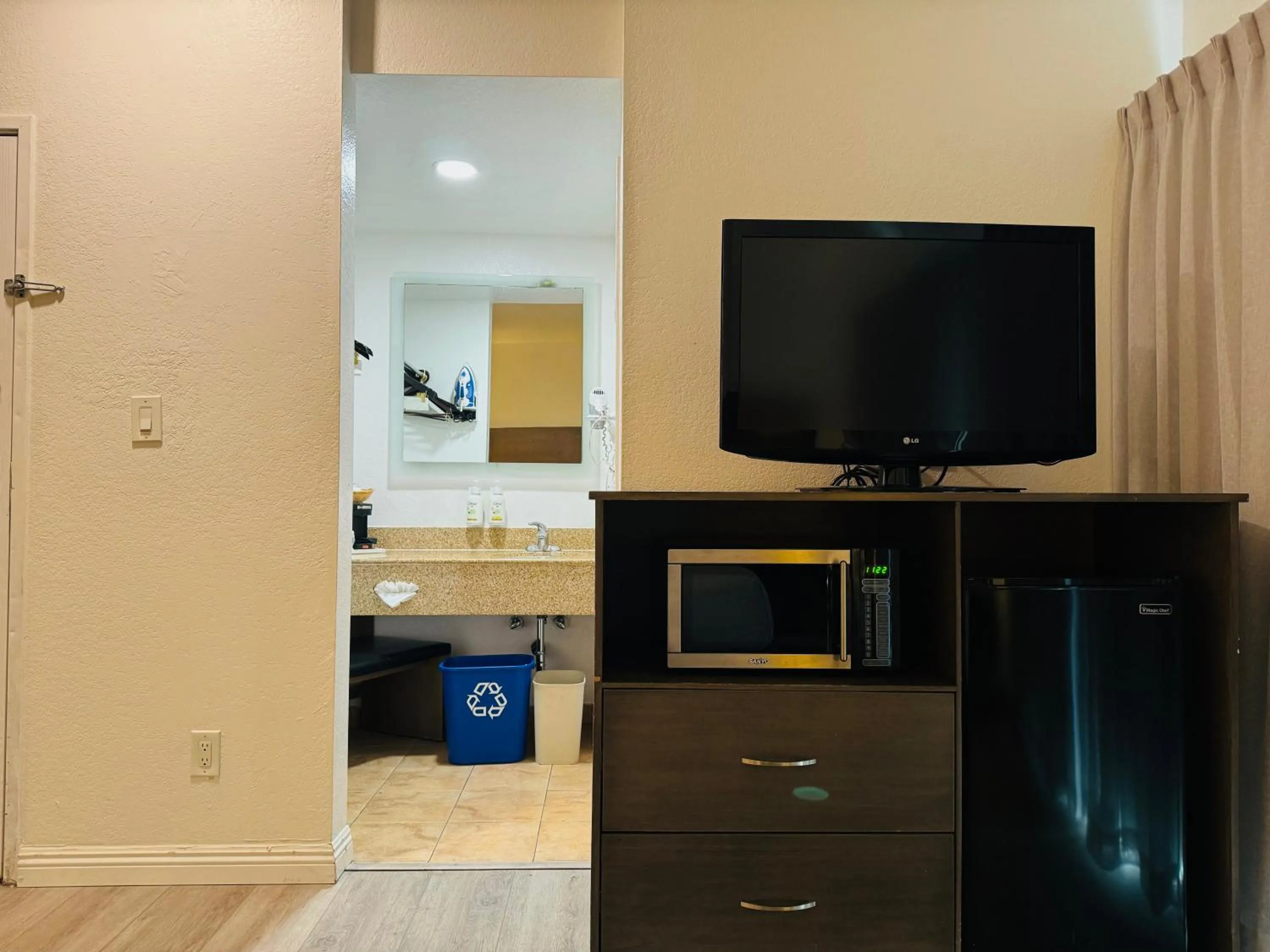TV and multimedia in Ramada by Wyndham San Diego Airport