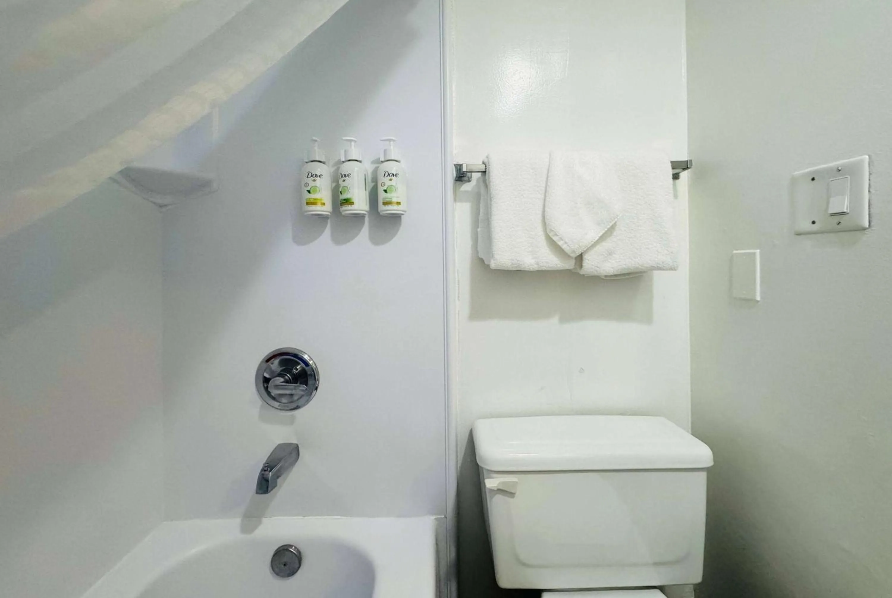 TV and multimedia in Ramada by Wyndham San Diego Airport