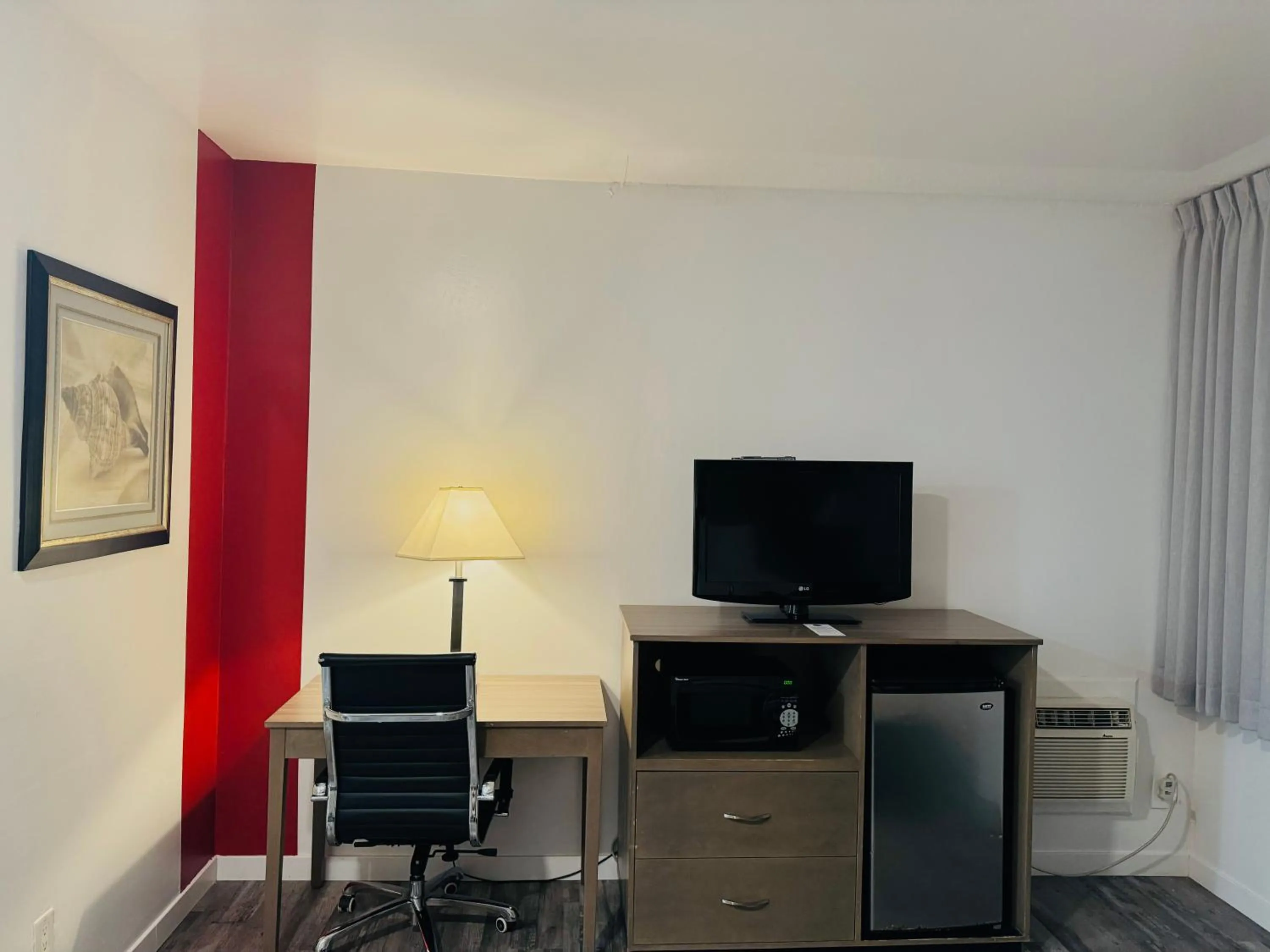 TV and multimedia in Ramada by Wyndham San Diego Airport