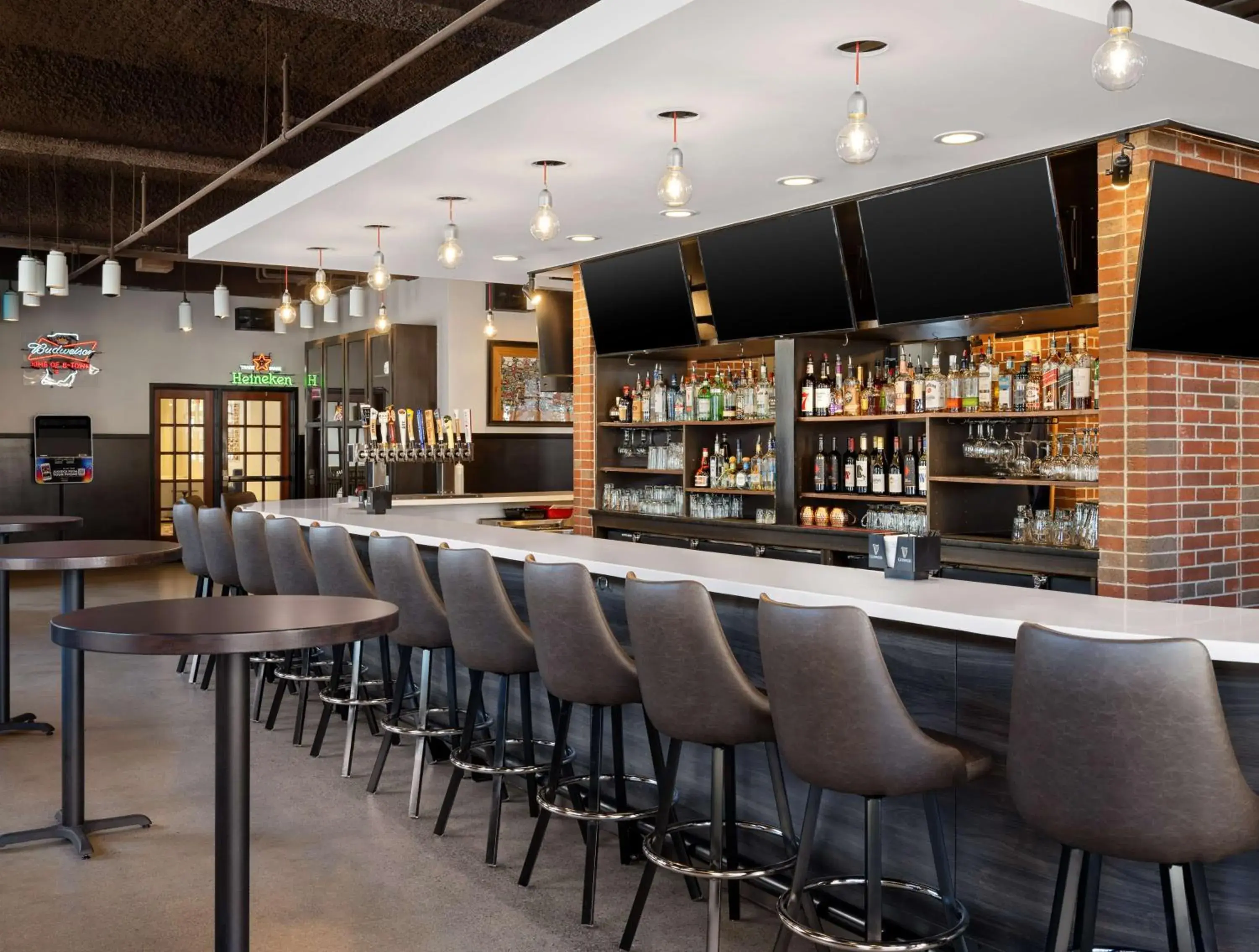 Lounge or bar in Hilton Garden Inn Bloomington Lounge or bar in Hilton Garden Inn Bloomington