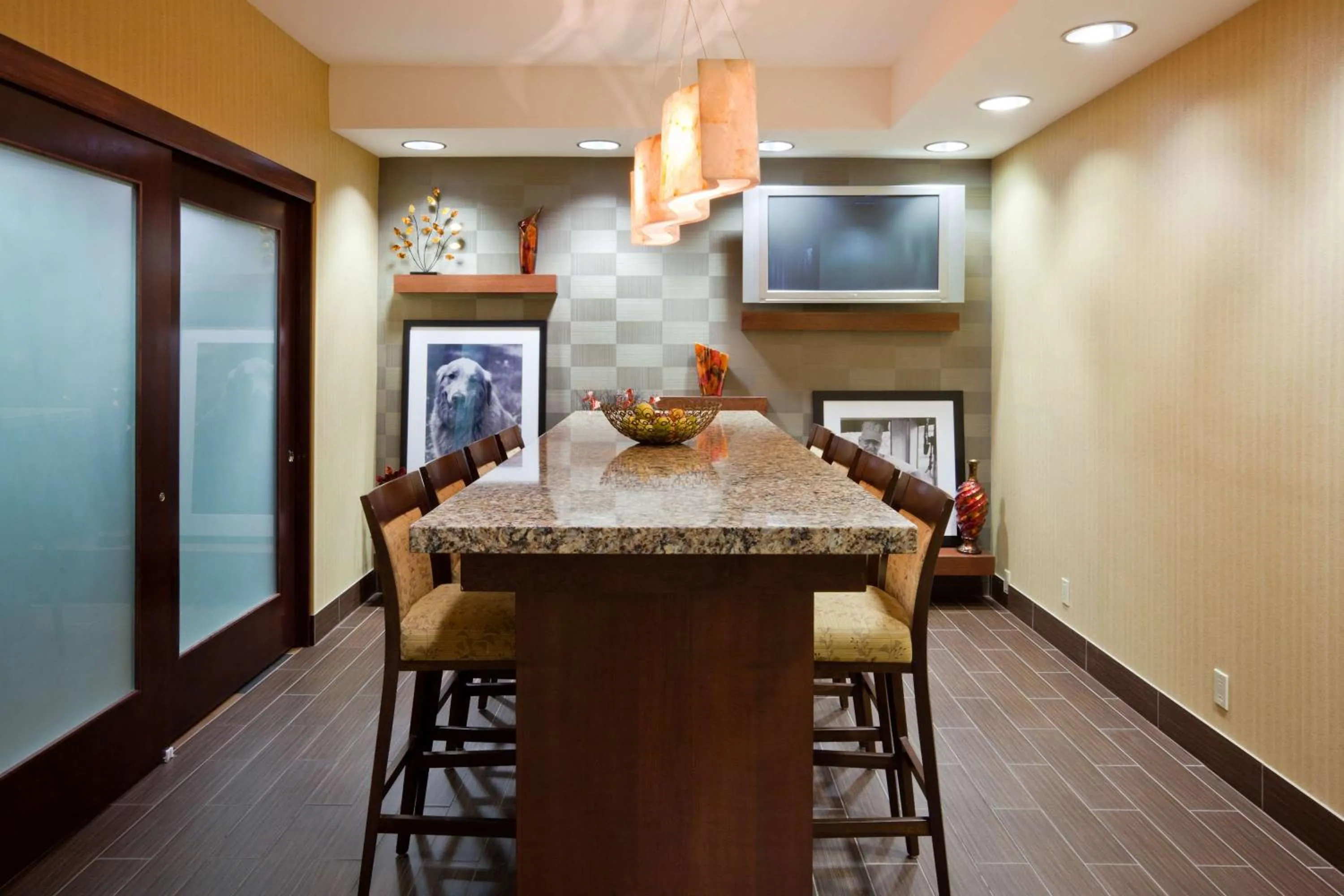 Dining area in Hampton Inn Cedar Rapids