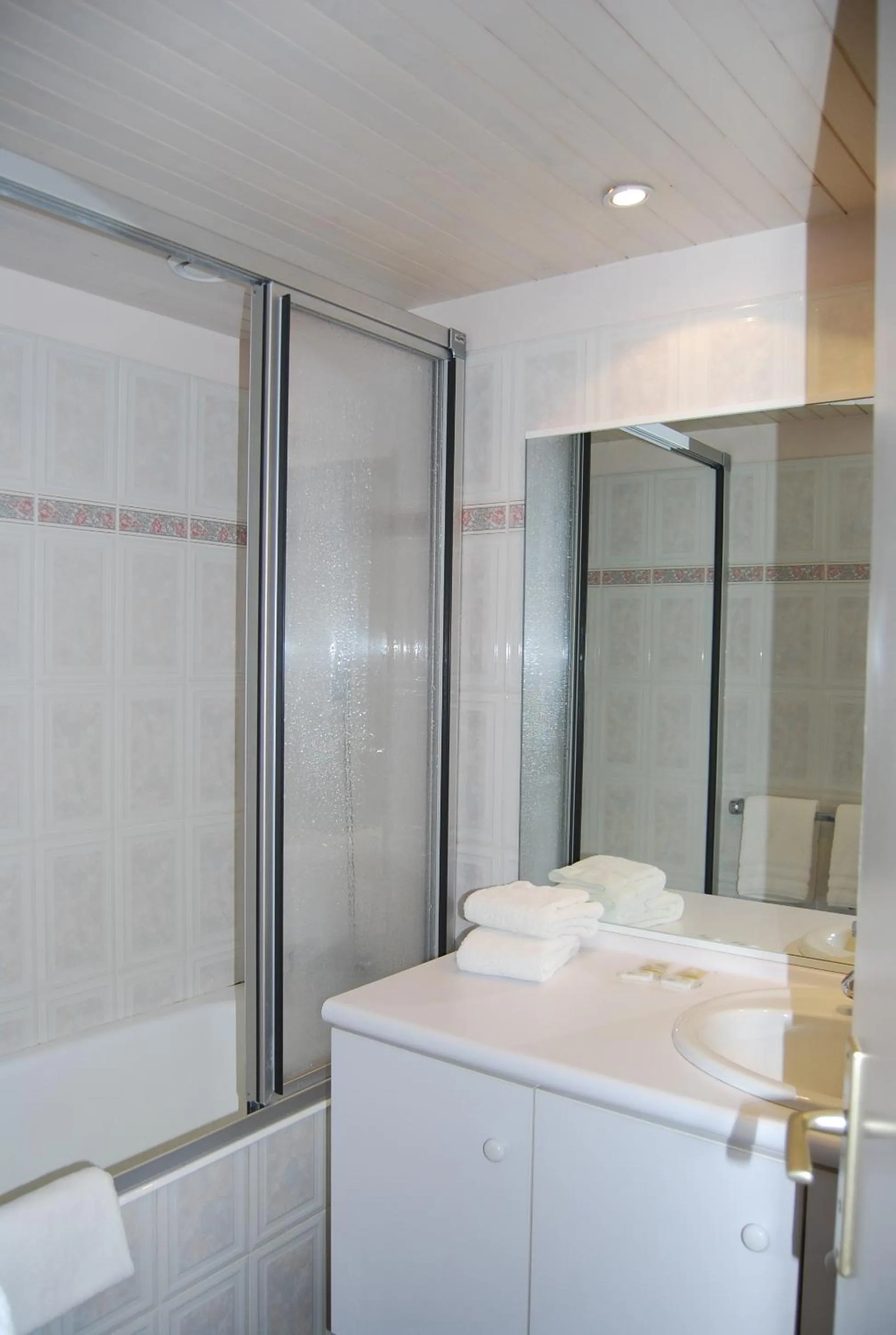 Bathroom in Hôtel de la Pointe du Grouin