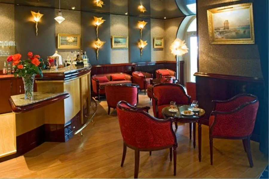 Lounge or bar in Hôtel de la Pointe du Grouin