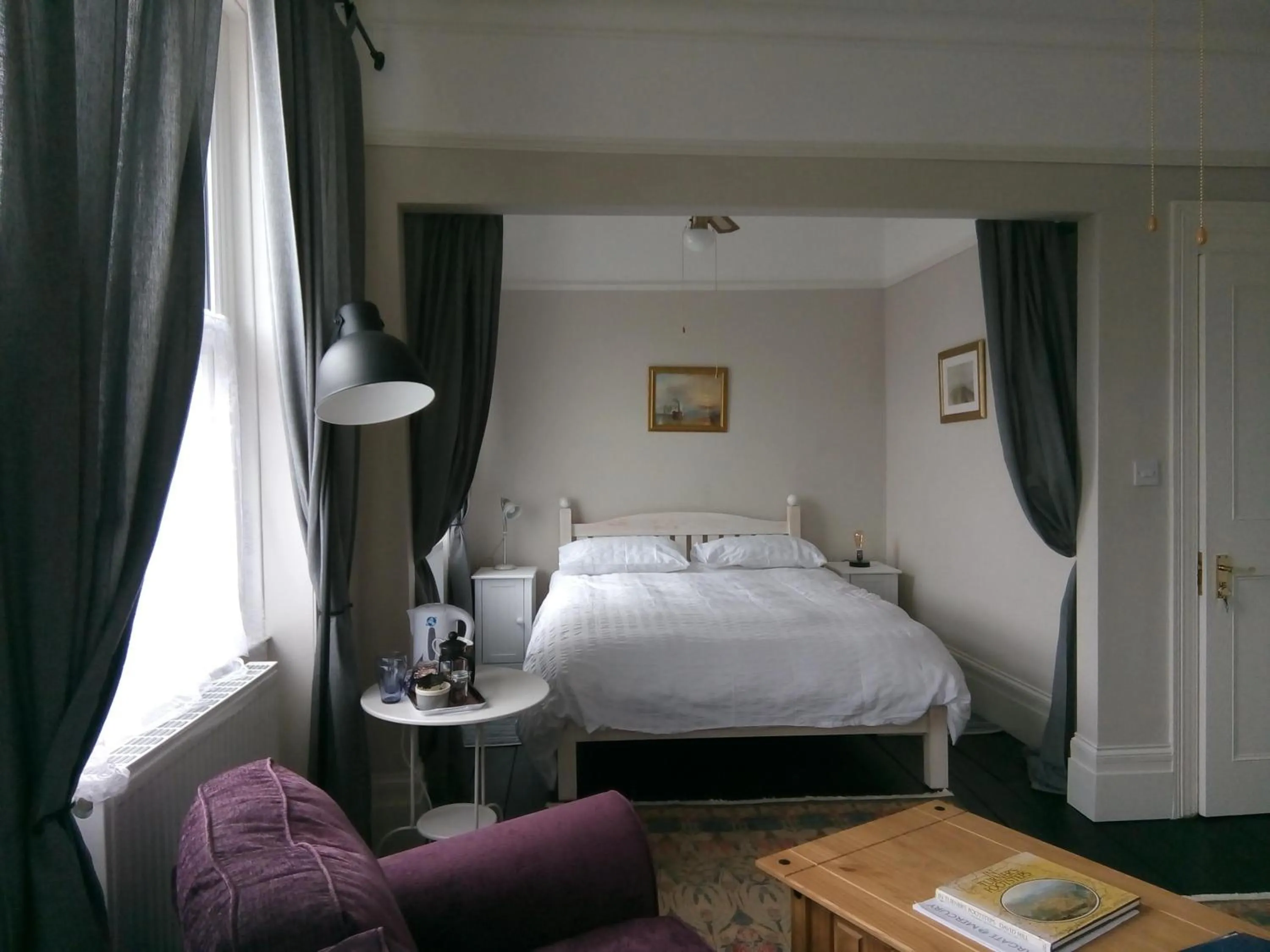 Photo of the whole room, Bed in Rosslyn Court
