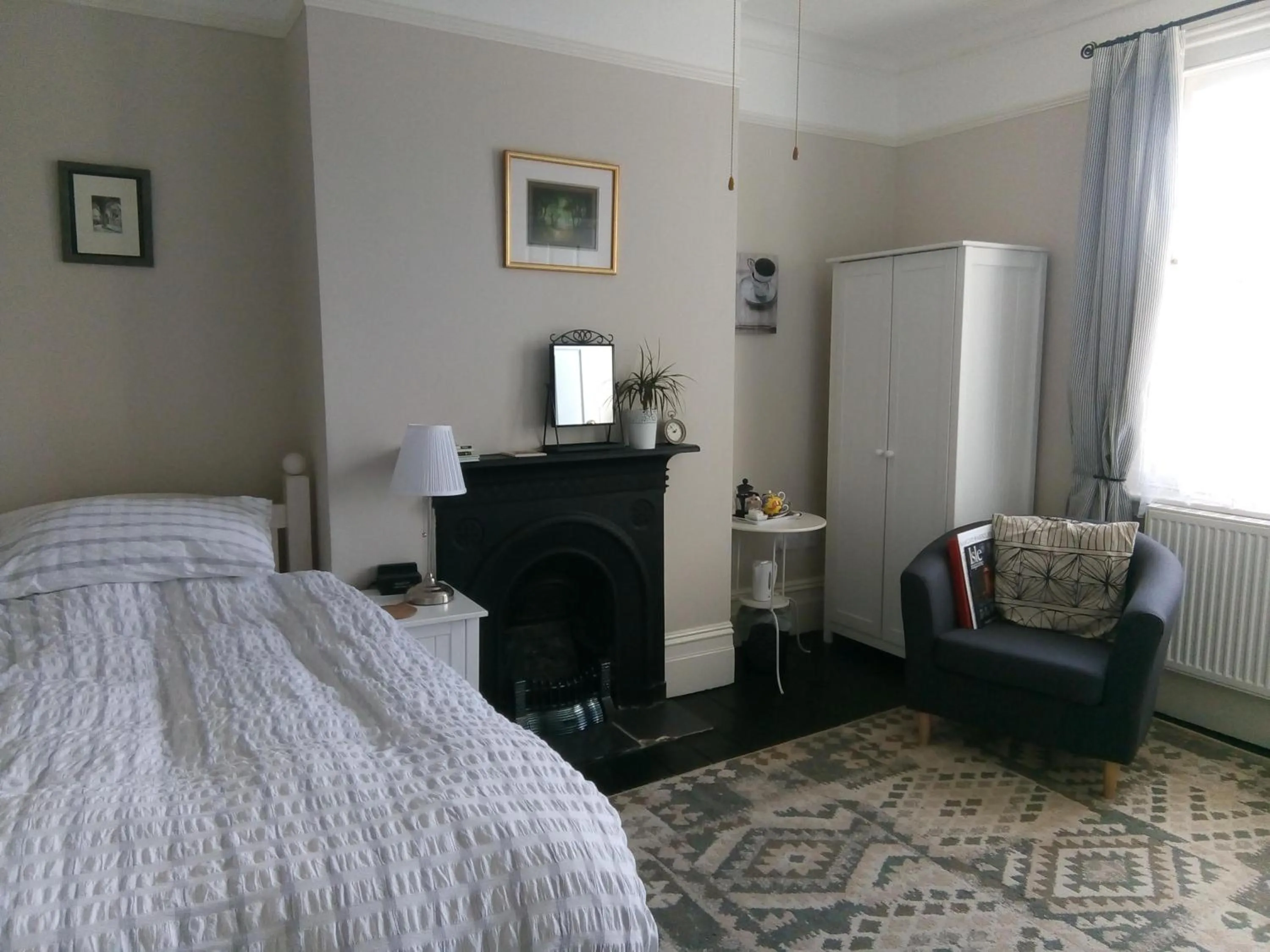 Photo of the whole room, Bed in Rosslyn Court