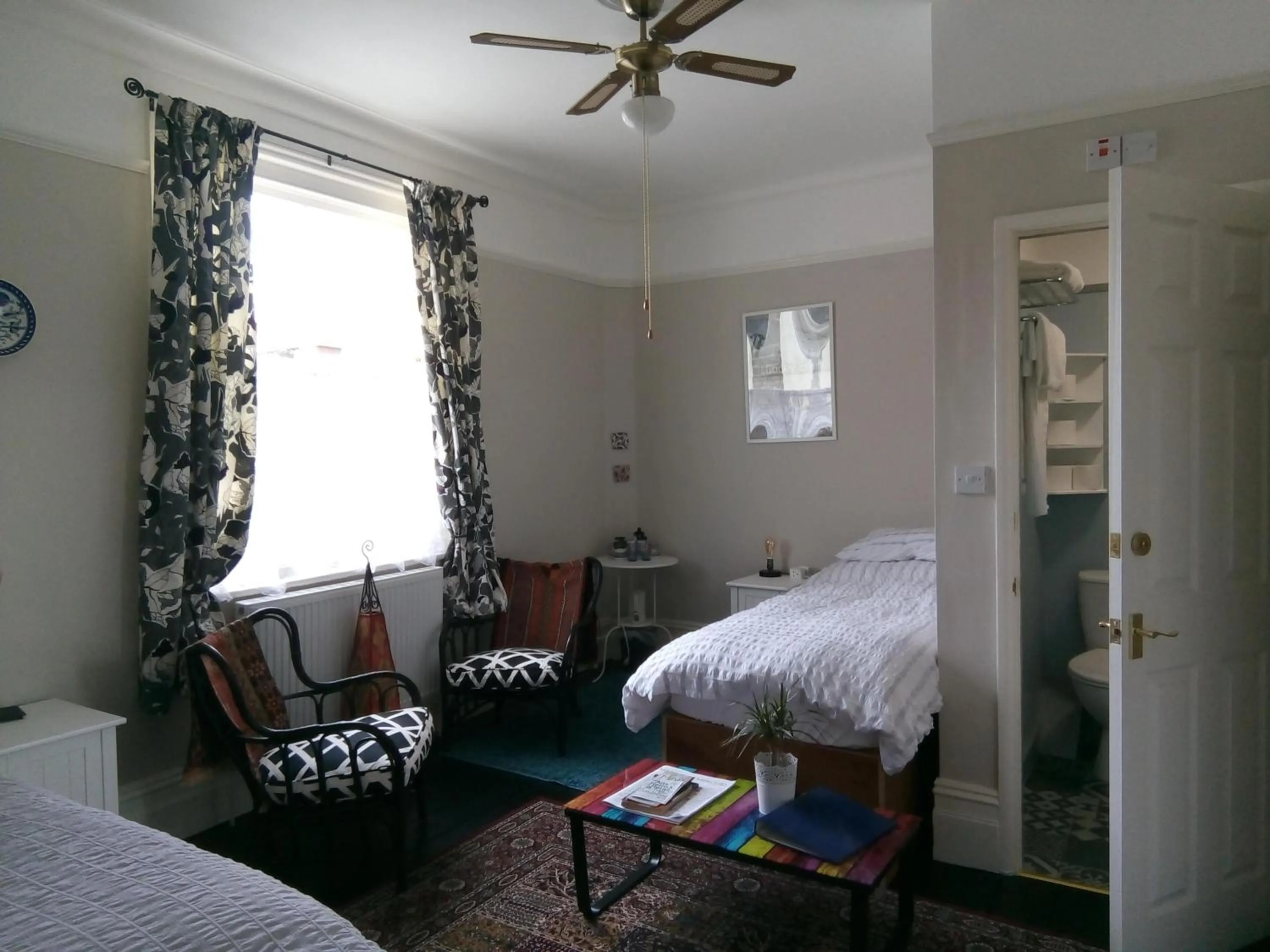 Photo of the whole room, Bed in Rosslyn Court