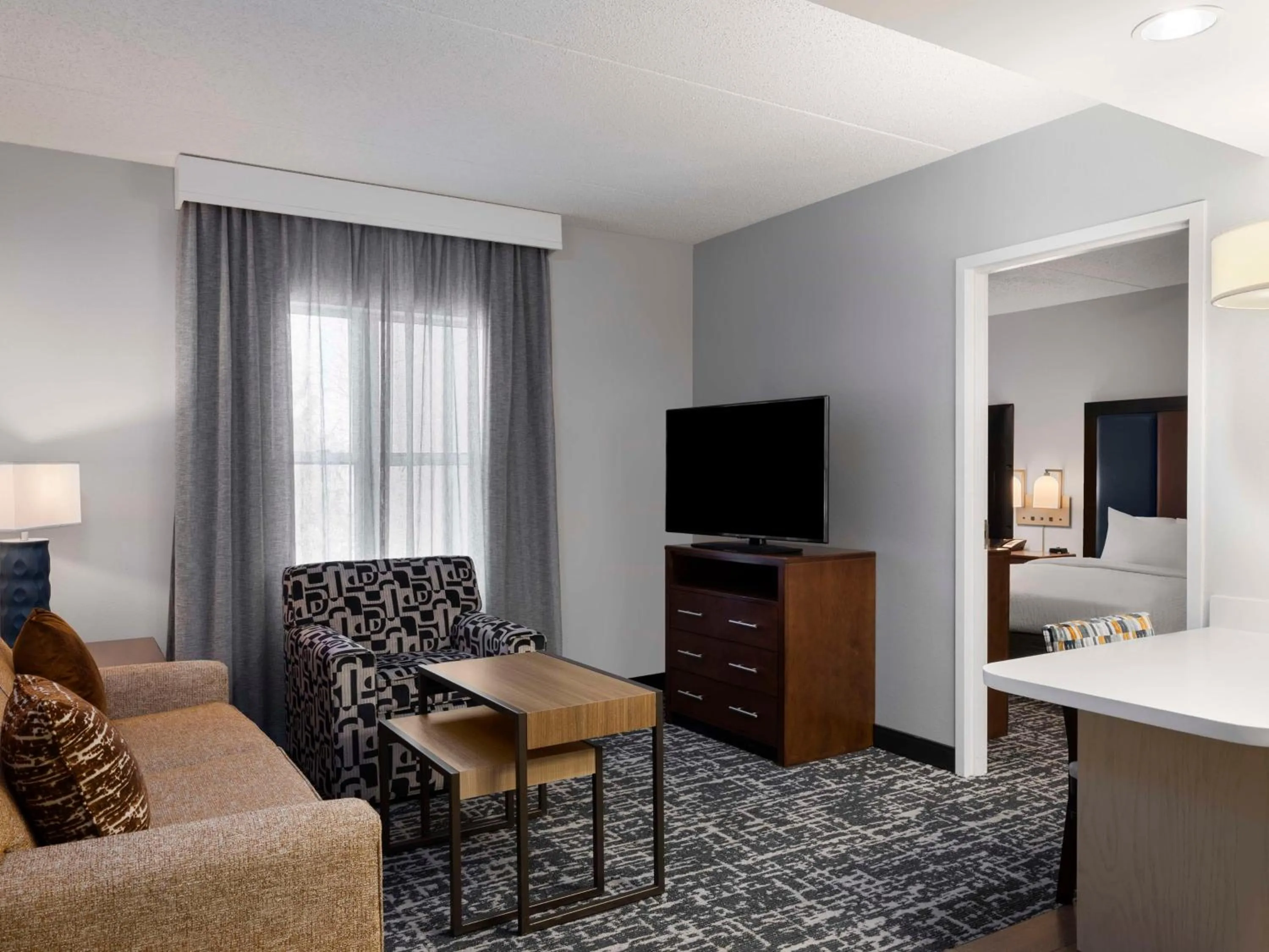 Living room, Bed in Homewood Suites Columbus - Airport