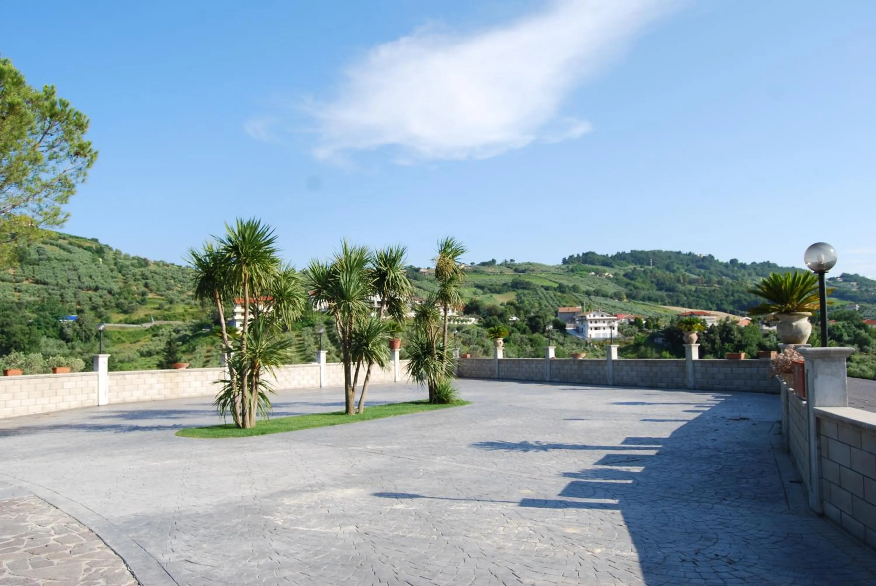 Area and facilities in Queen Hotel