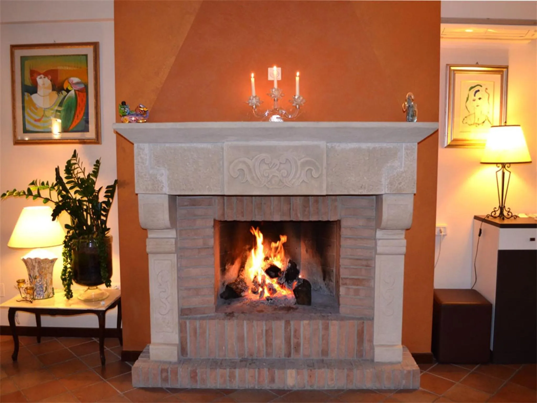 Restaurant/places to eat in Queen Hotel