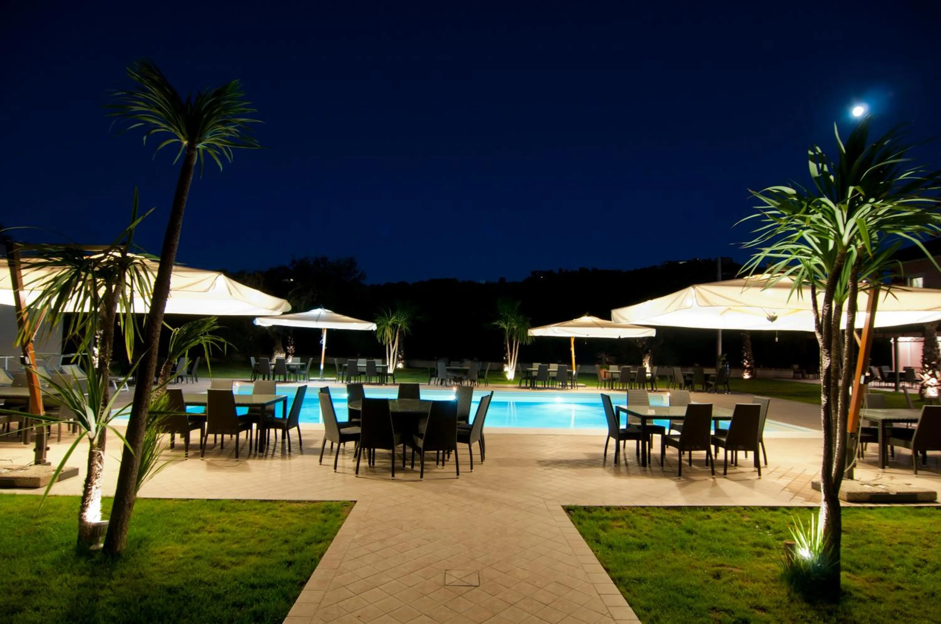 Restaurant/places to eat in Queen Hotel