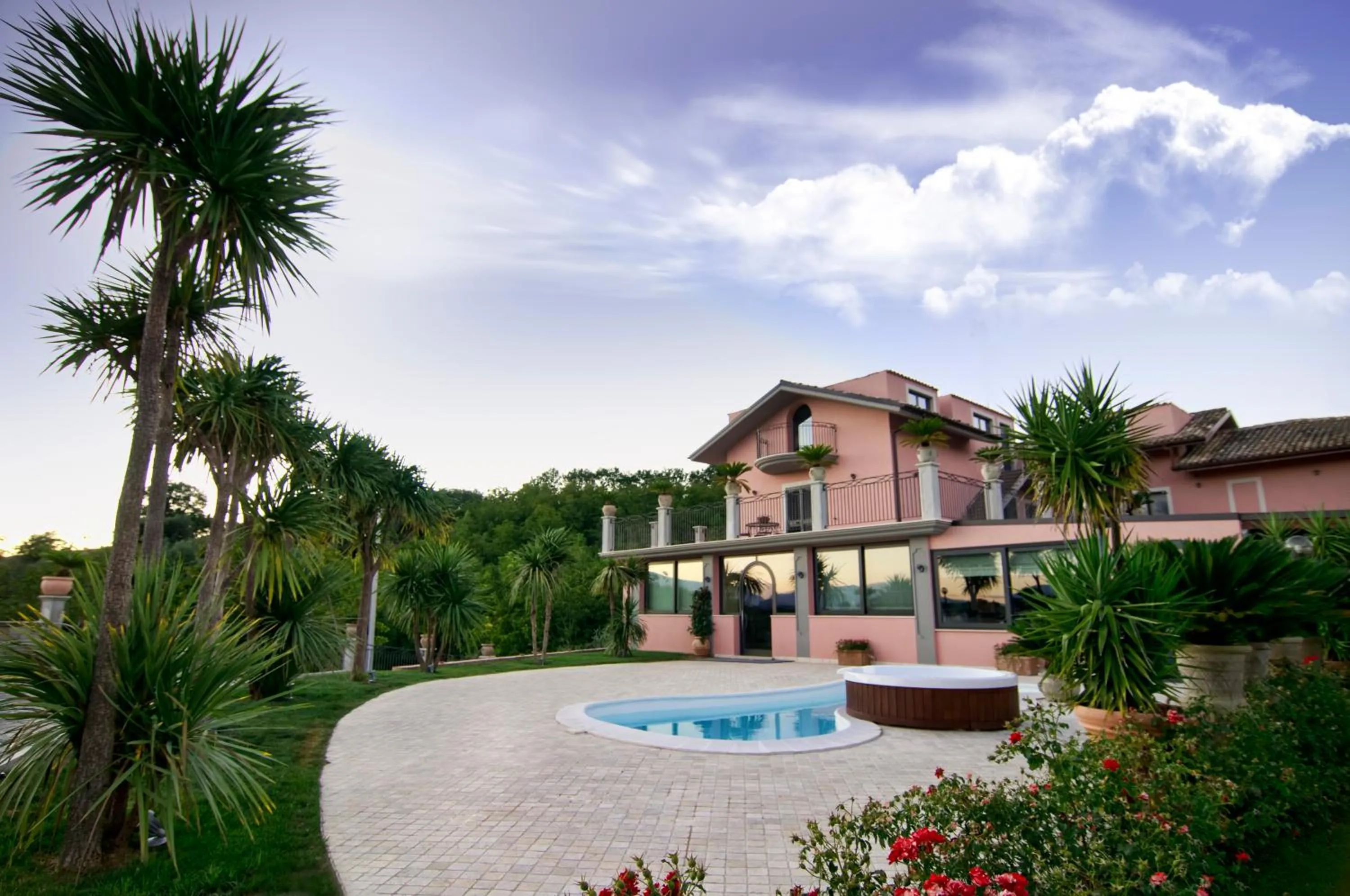 Facade/entrance in Queen Hotel