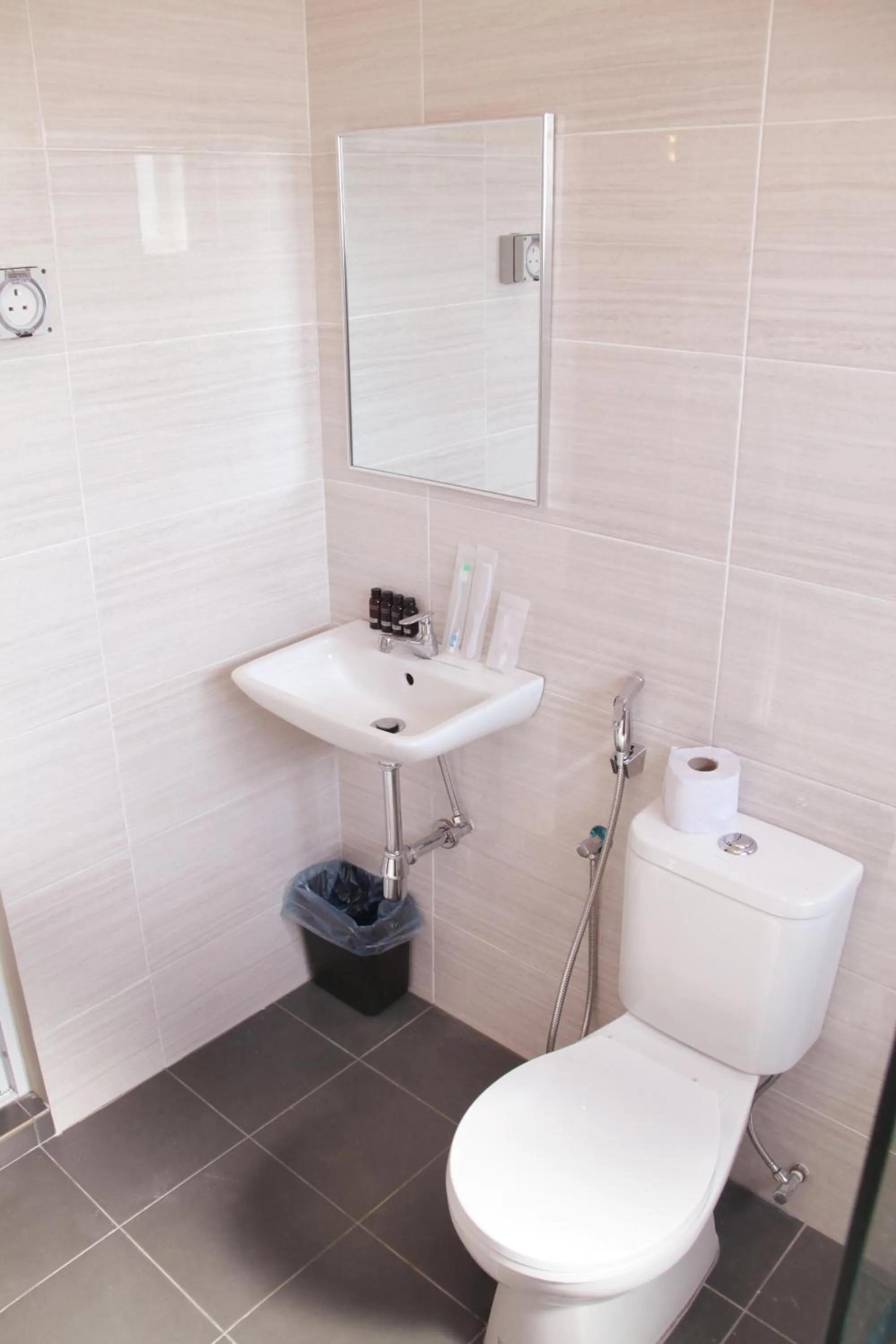 Toilet in Gergasi Inn