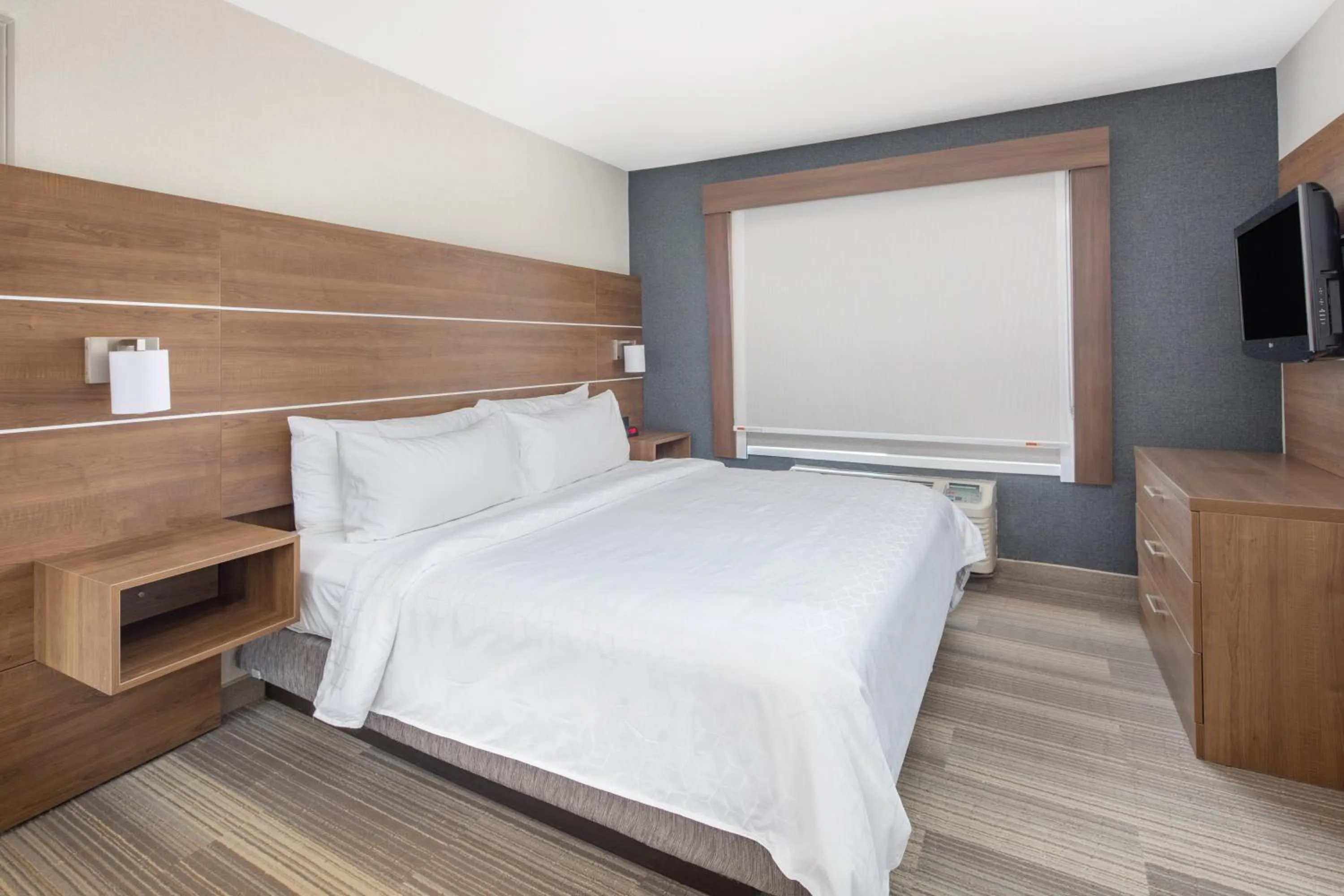 Bedroom, Bed in Holiday Inn Express San Diego Airport-Old Town by IHG