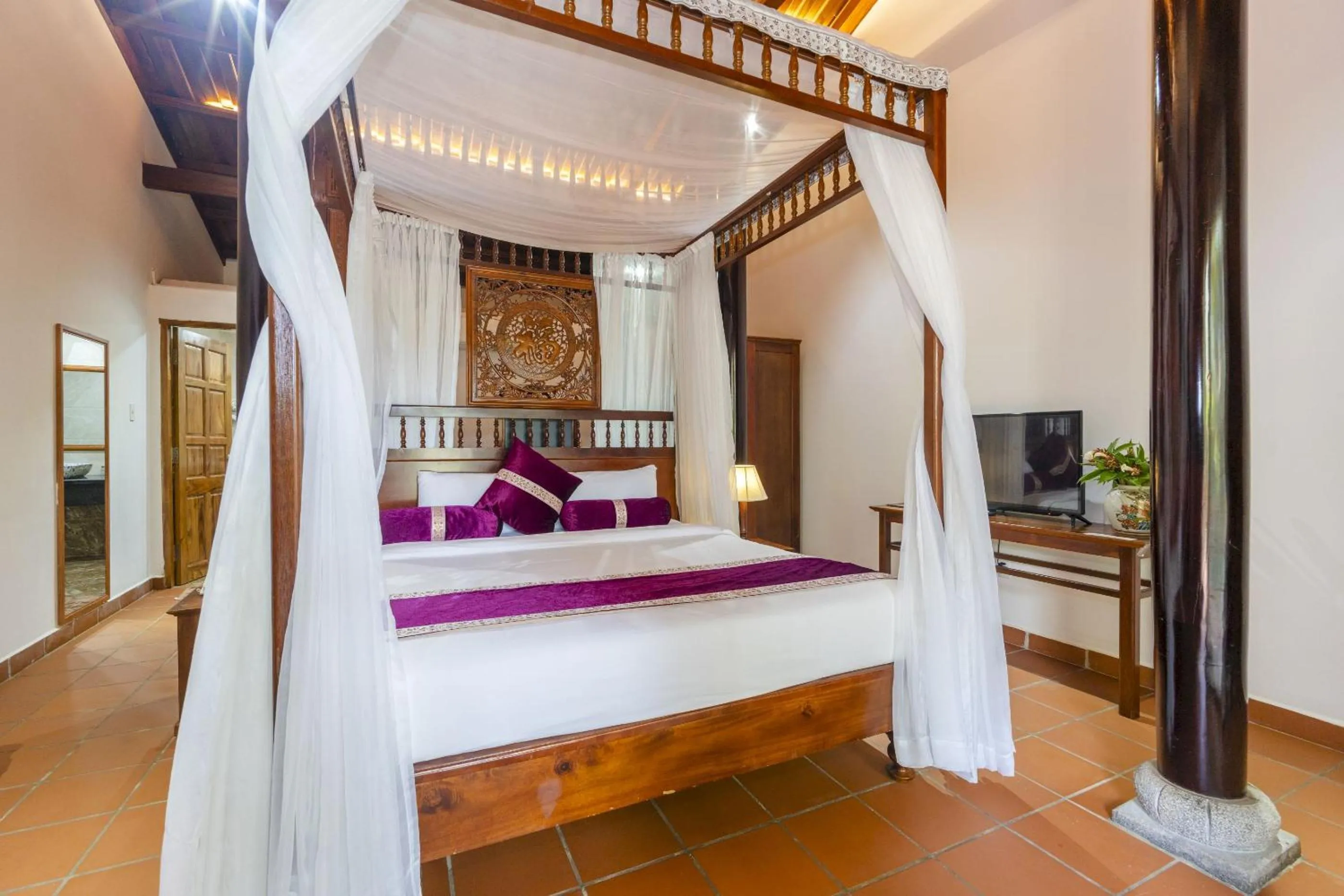 Bed in Maison Du VietNam Resort & Spa