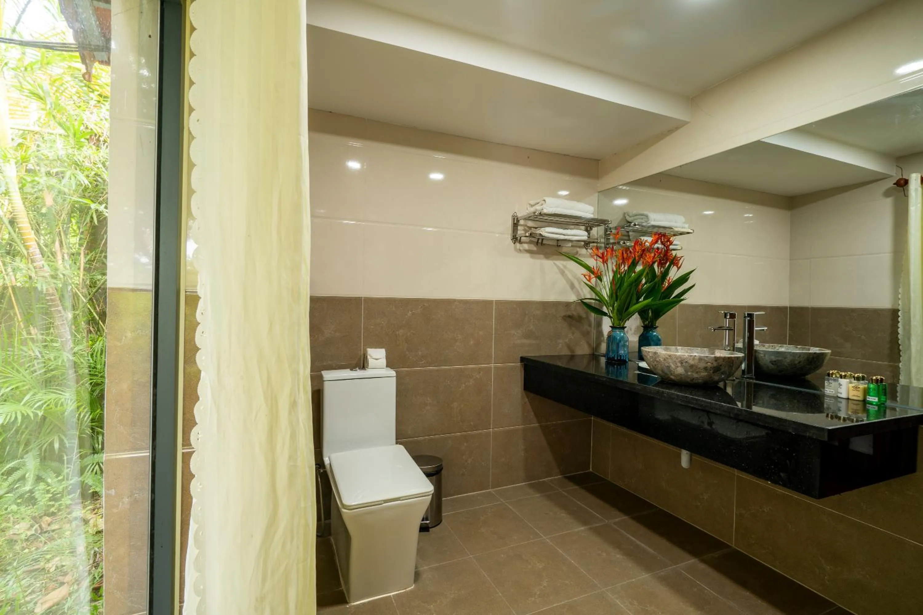 Shower in Maison Du VietNam Resort & Spa