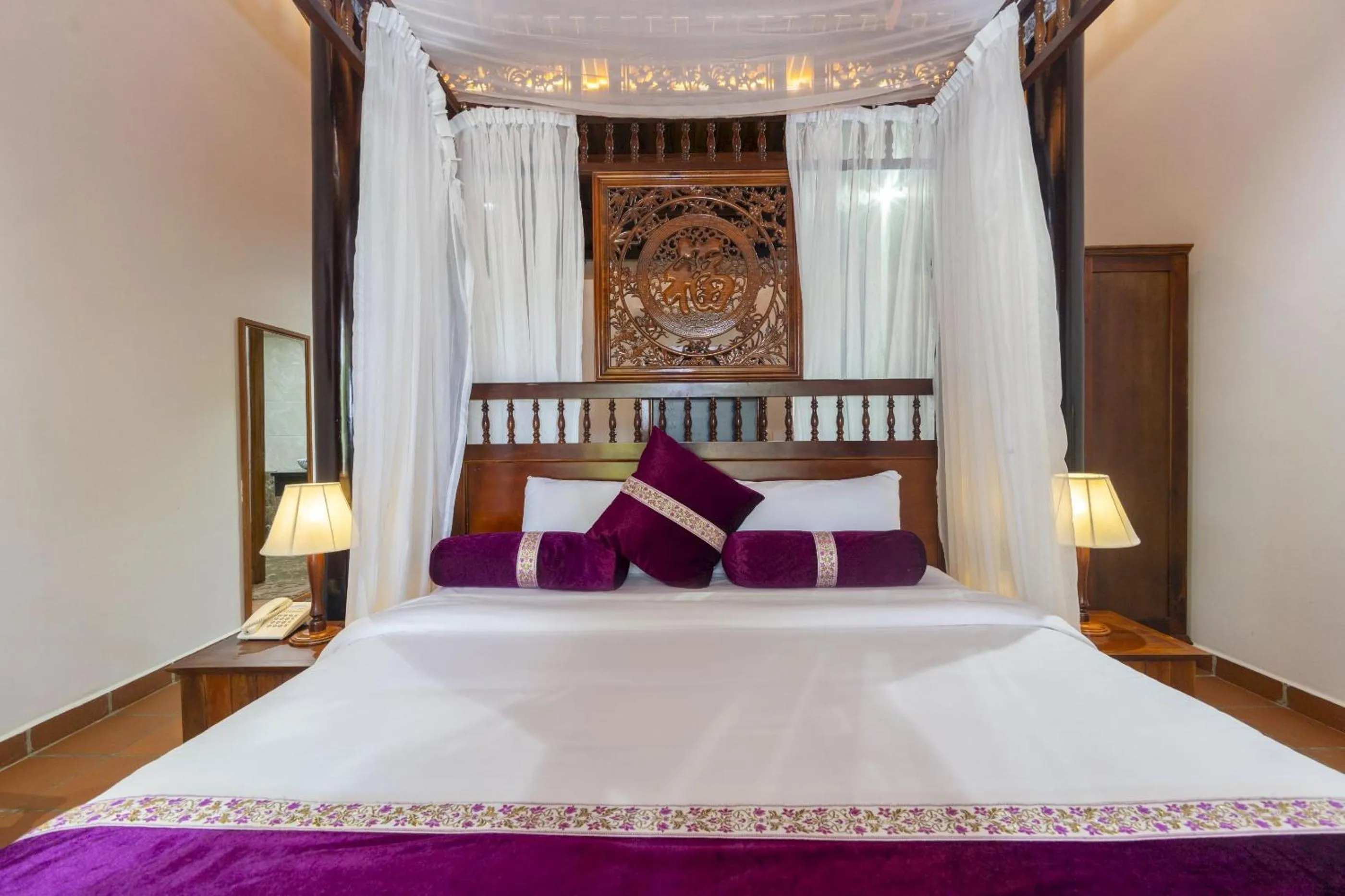 Bed in Maison Du VietNam Resort & Spa