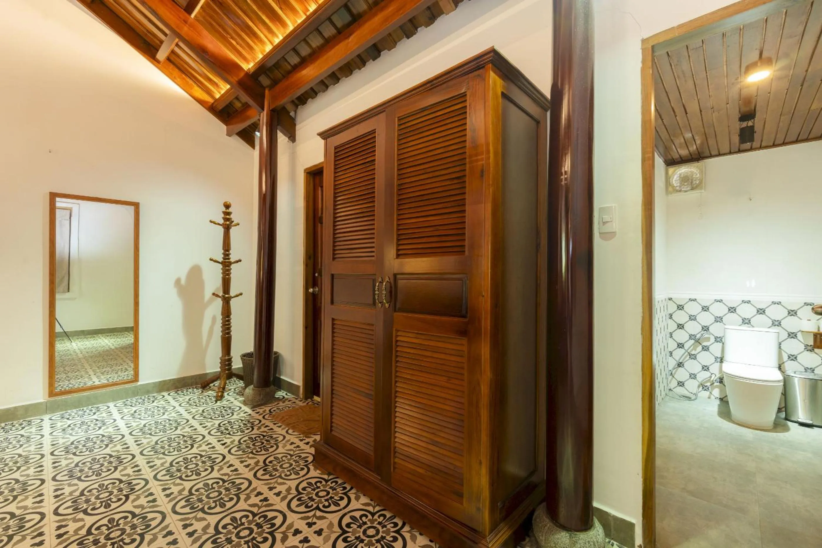 wardrobe in Maison Du VietNam Resort & Spa