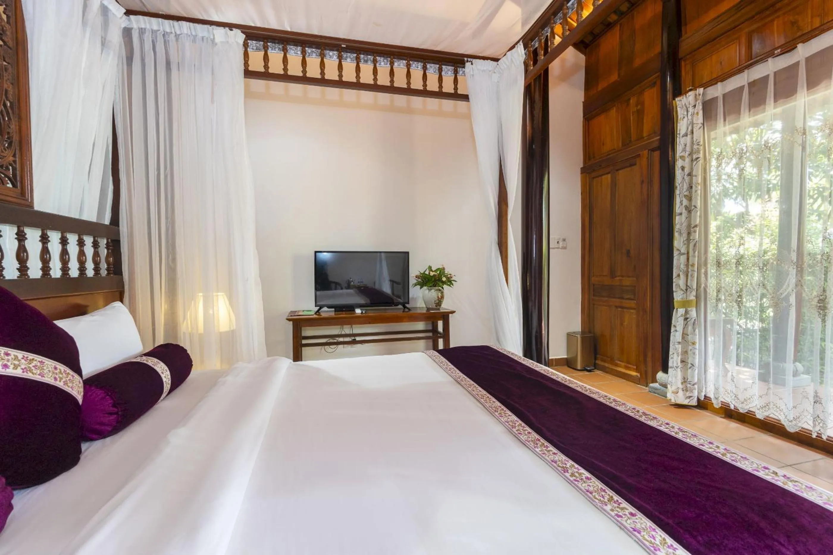 Bed in Maison Du VietNam Resort & Spa