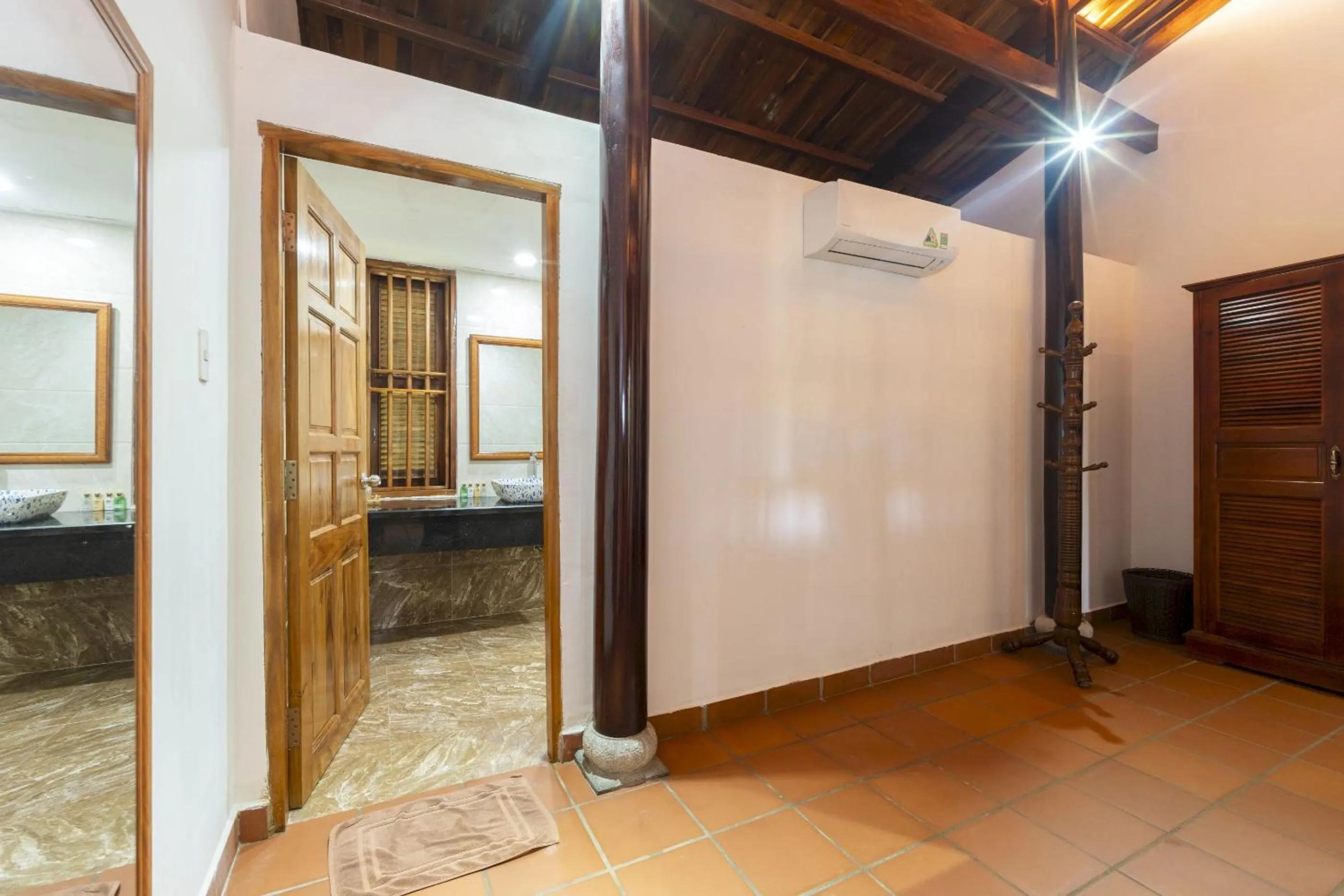 Shower in Maison Du VietNam Resort & Spa