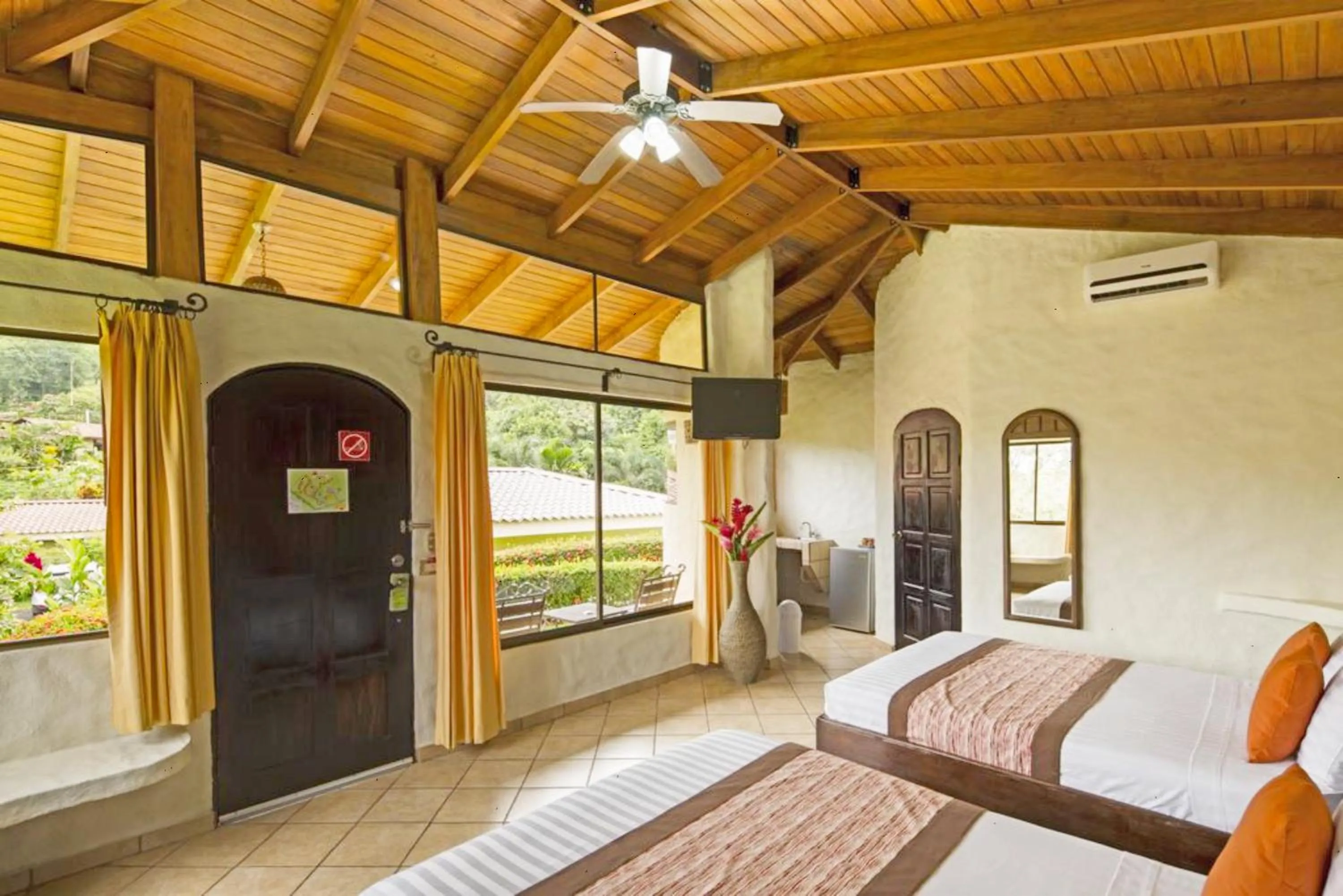 Bedroom, Bed in Arenal Volcano Inn