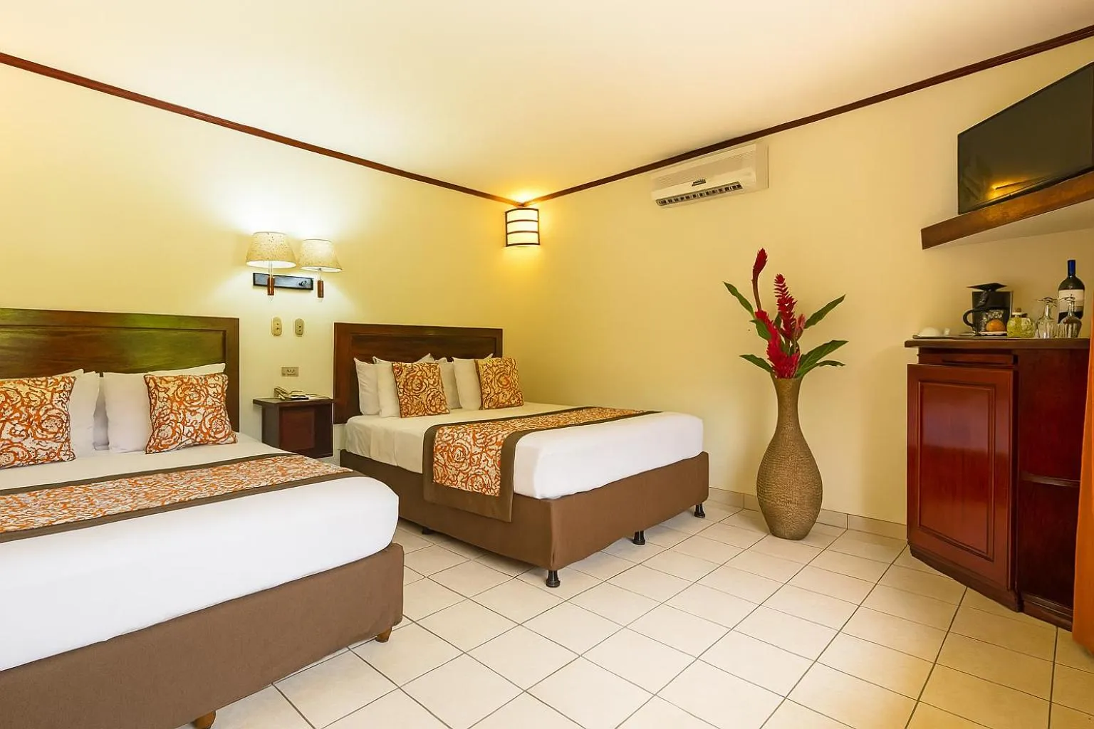 Bed in Arenal Volcano Inn