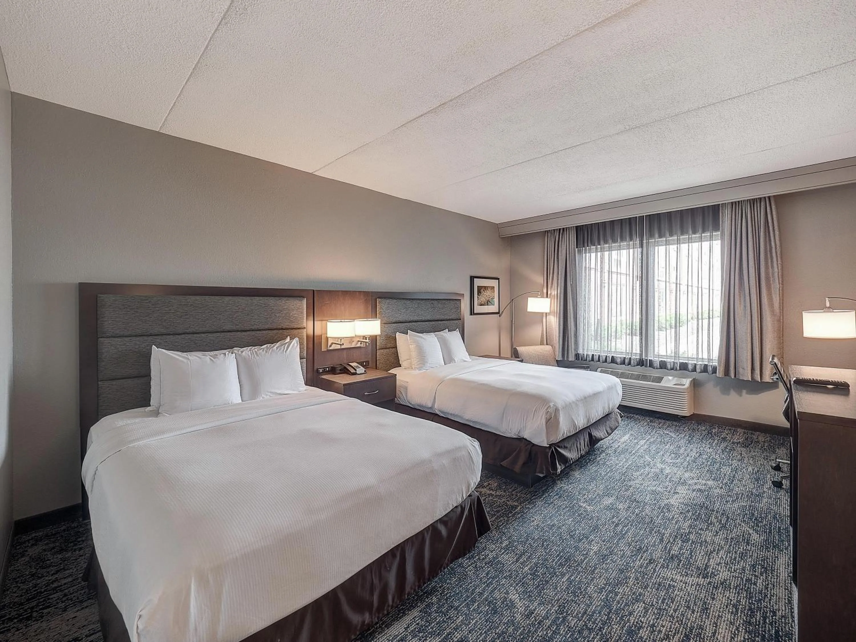 Bedroom, Bed in DoubleTree by Hilton Bloomington