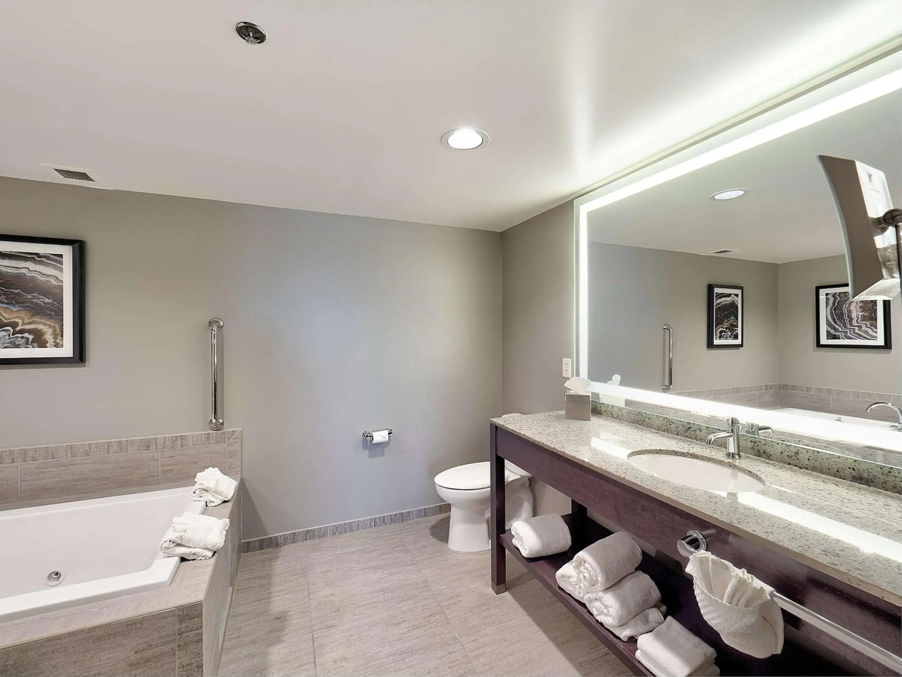 King Suite with Spa Bath in DoubleTree by Hilton Bloomington King Suite with Spa Bath in DoubleTree by Hilton Bloomington