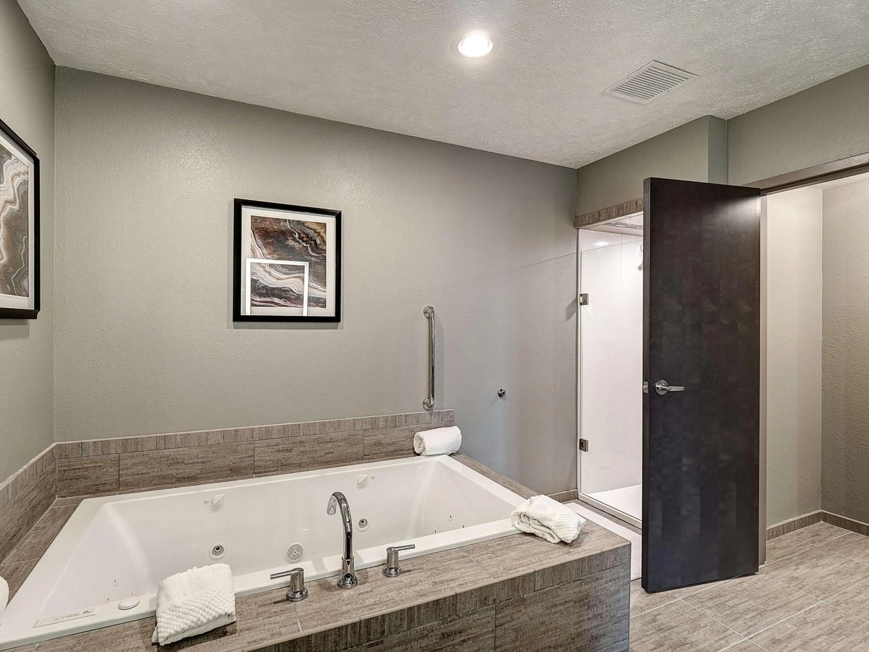 Bathroom in DoubleTree by Hilton Bloomington