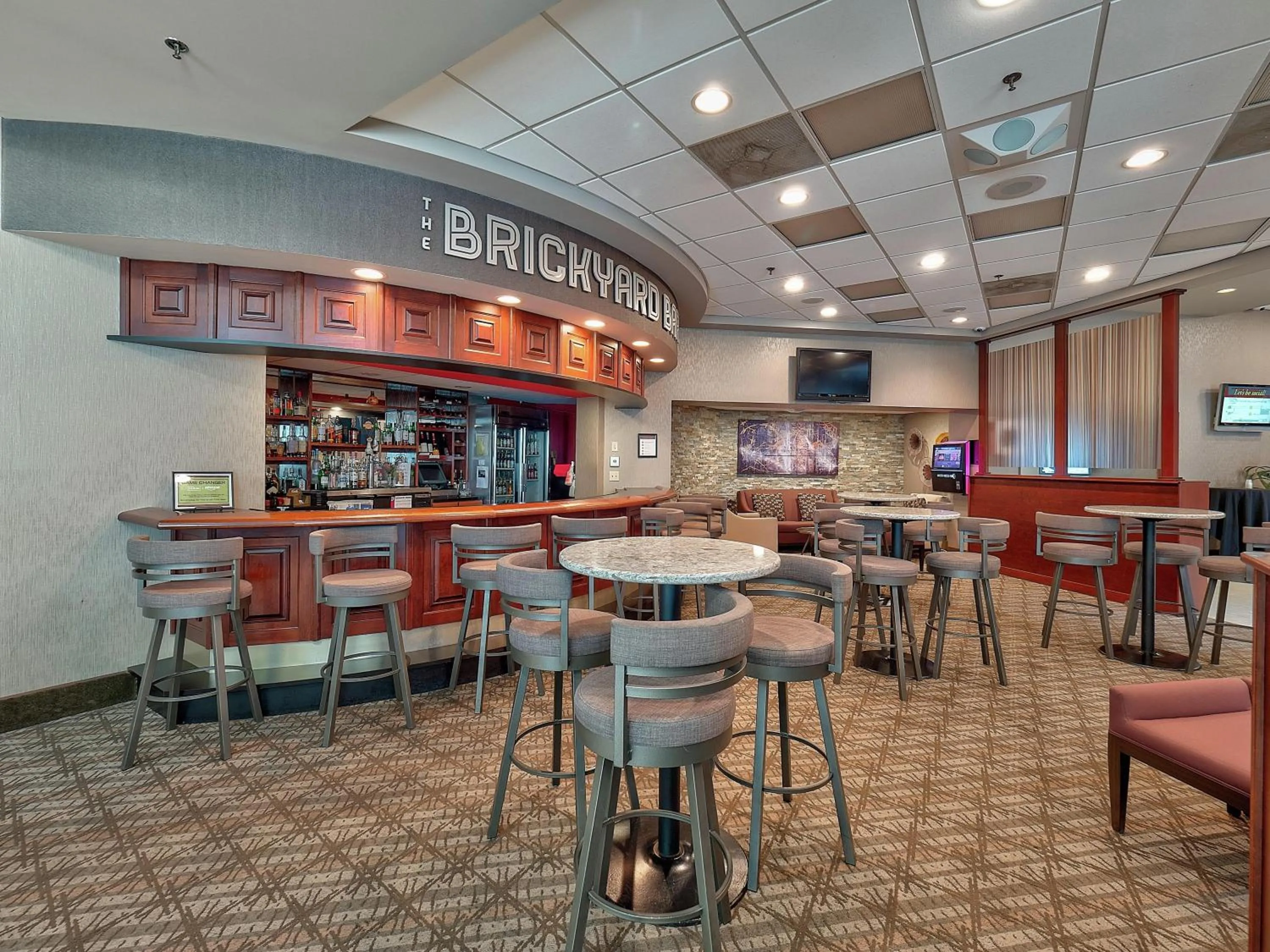 Lounge or bar in DoubleTree by Hilton Bloomington