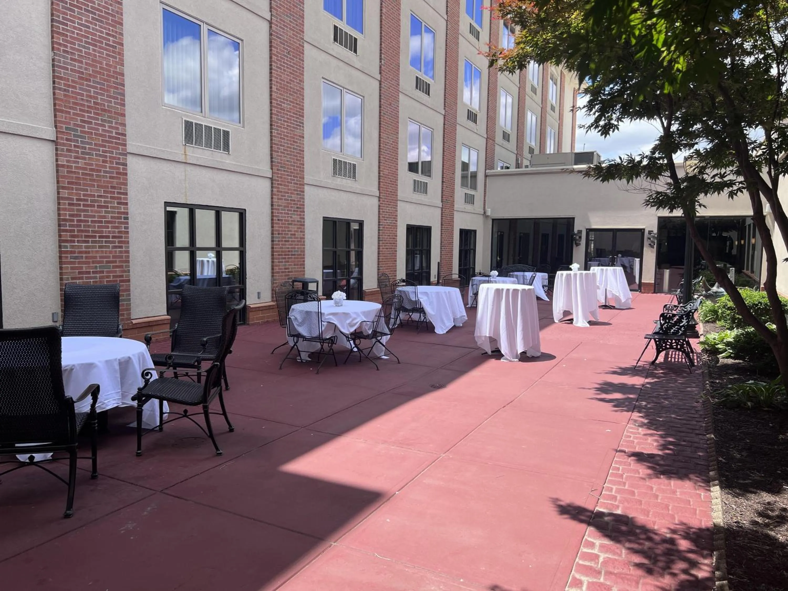 Inner courtyard view in DoubleTree by Hilton Bloomington