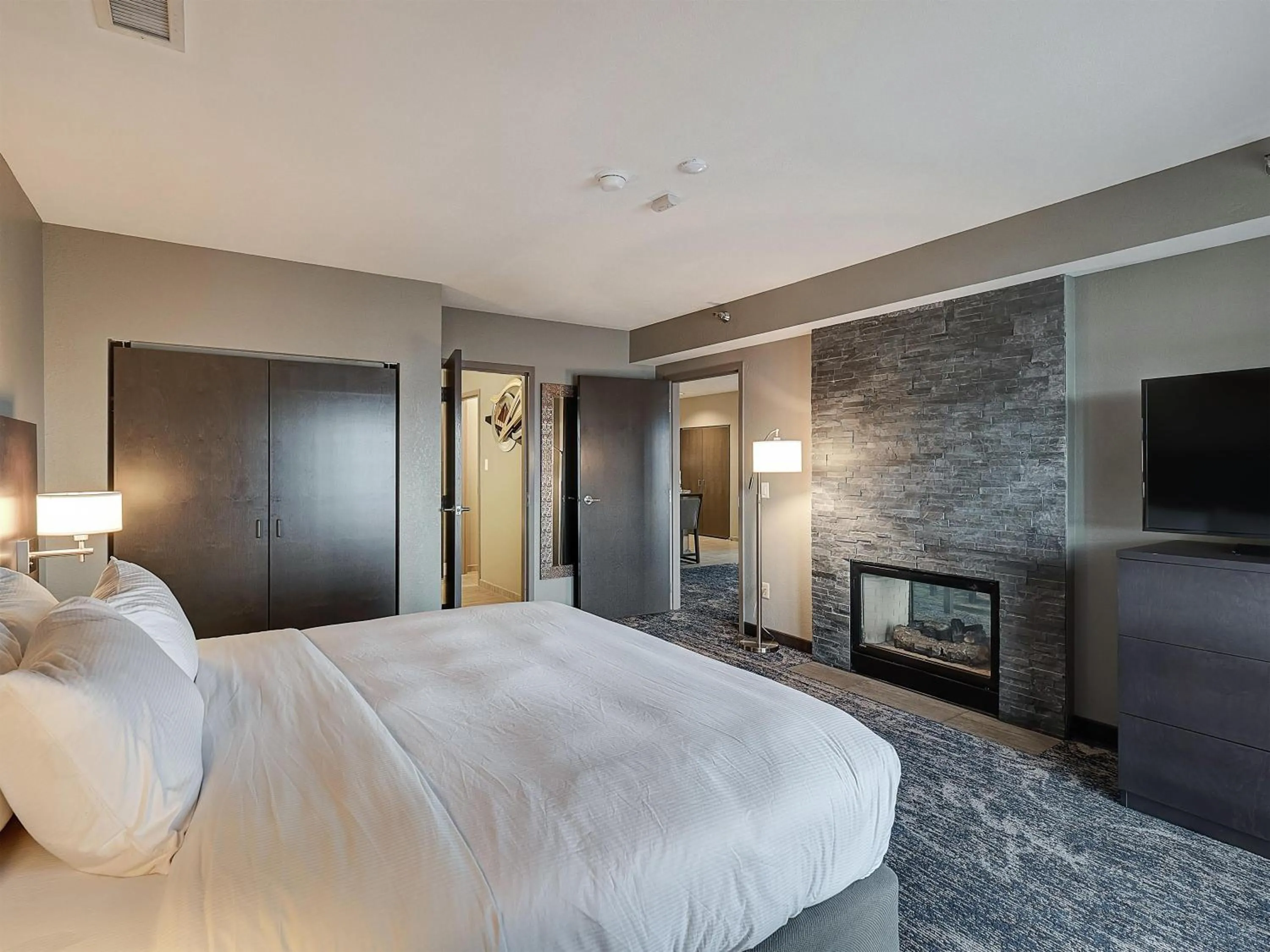 Bed in DoubleTree by Hilton Bloomington