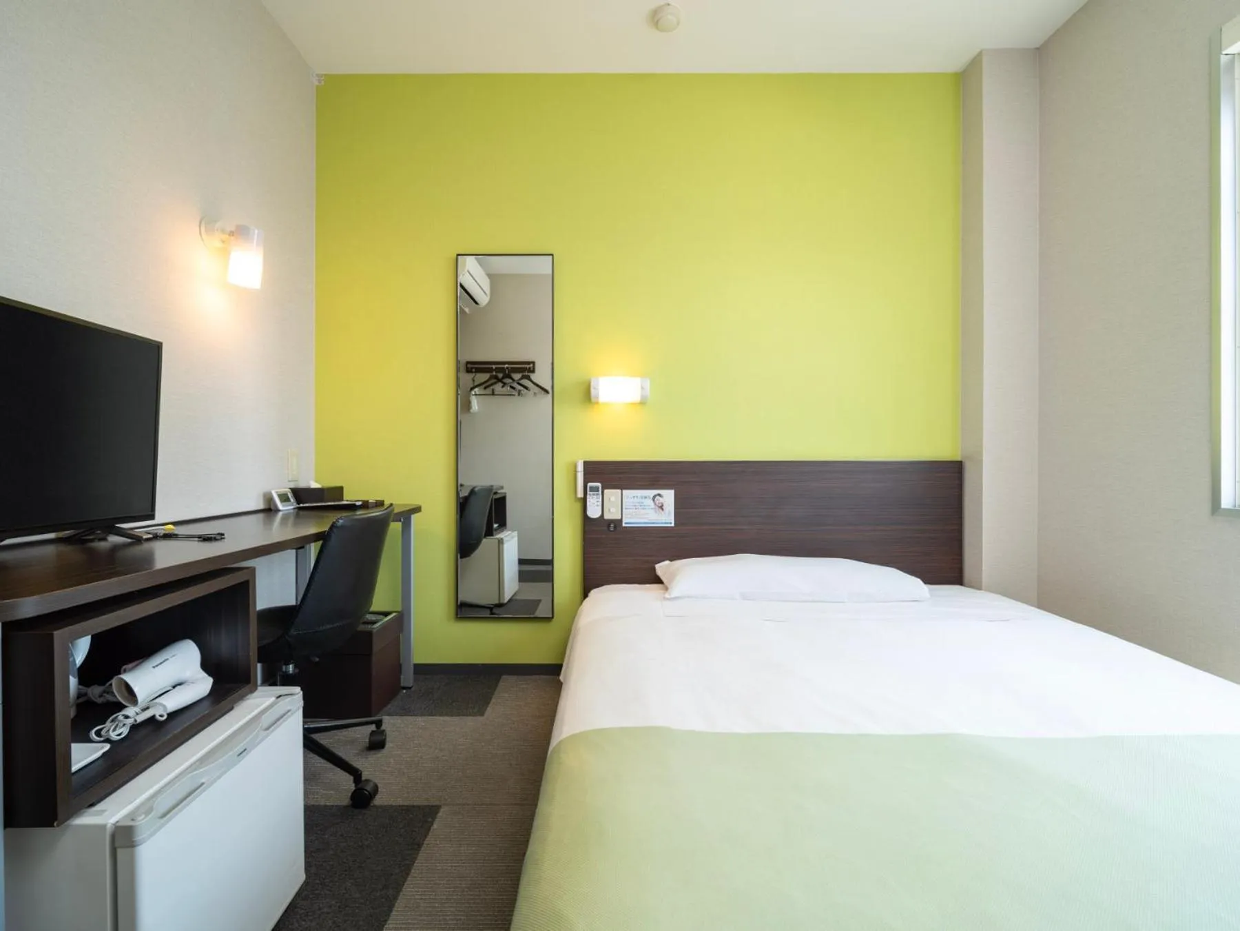 Bed in Super Hotel Tozai line Ichikawa Myoden Ekimae