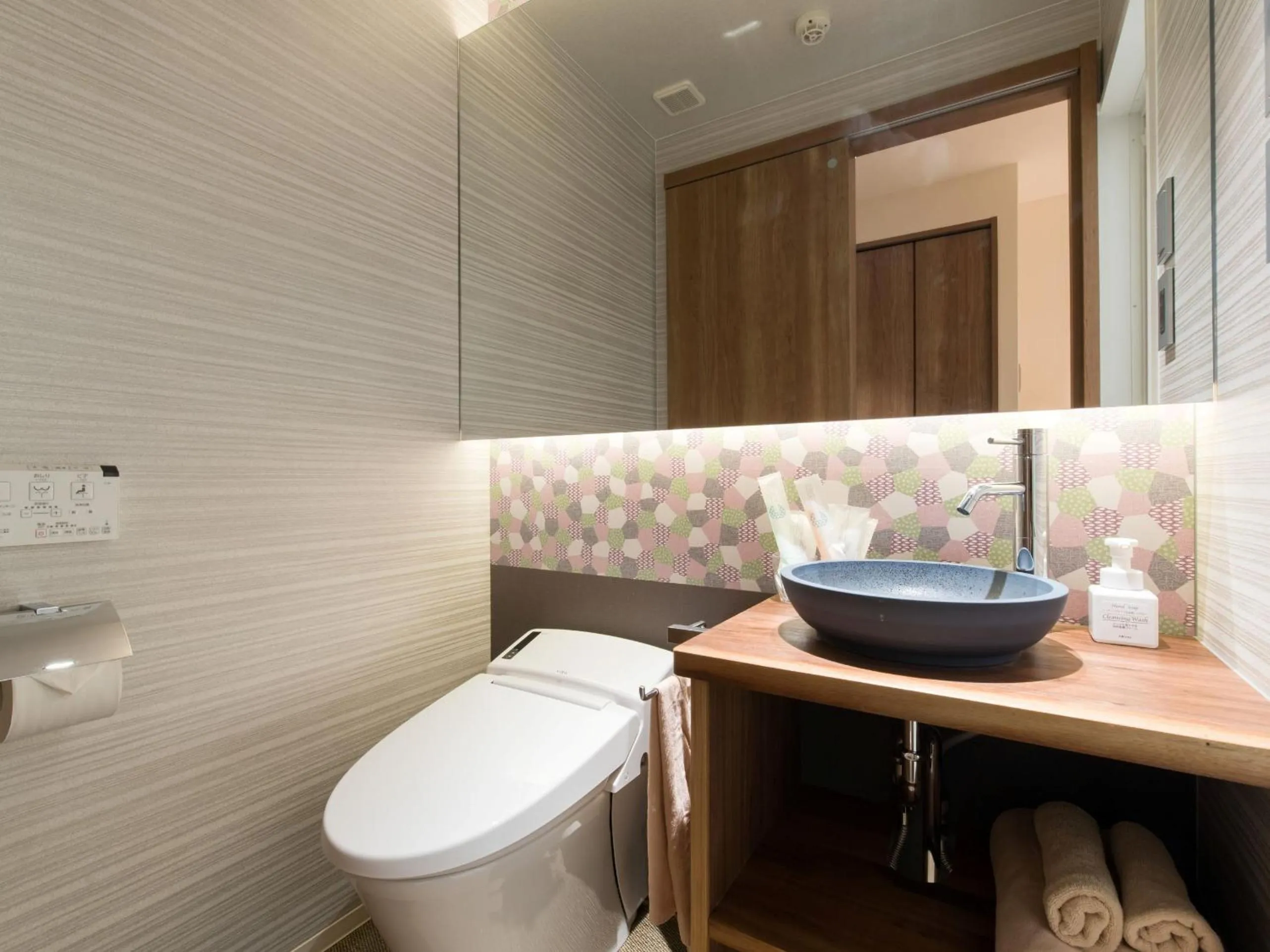 Toilet in Stay SAKURA Kyoto Higashi Hongan-ji I