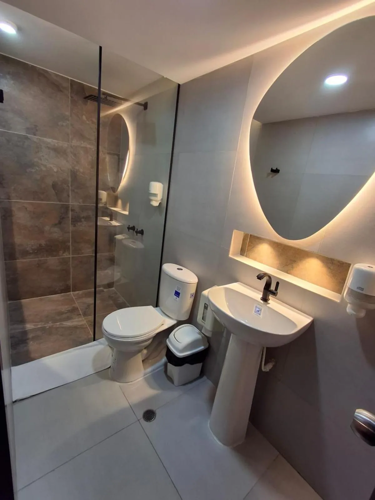 Bathroom in Hotel León Dorado