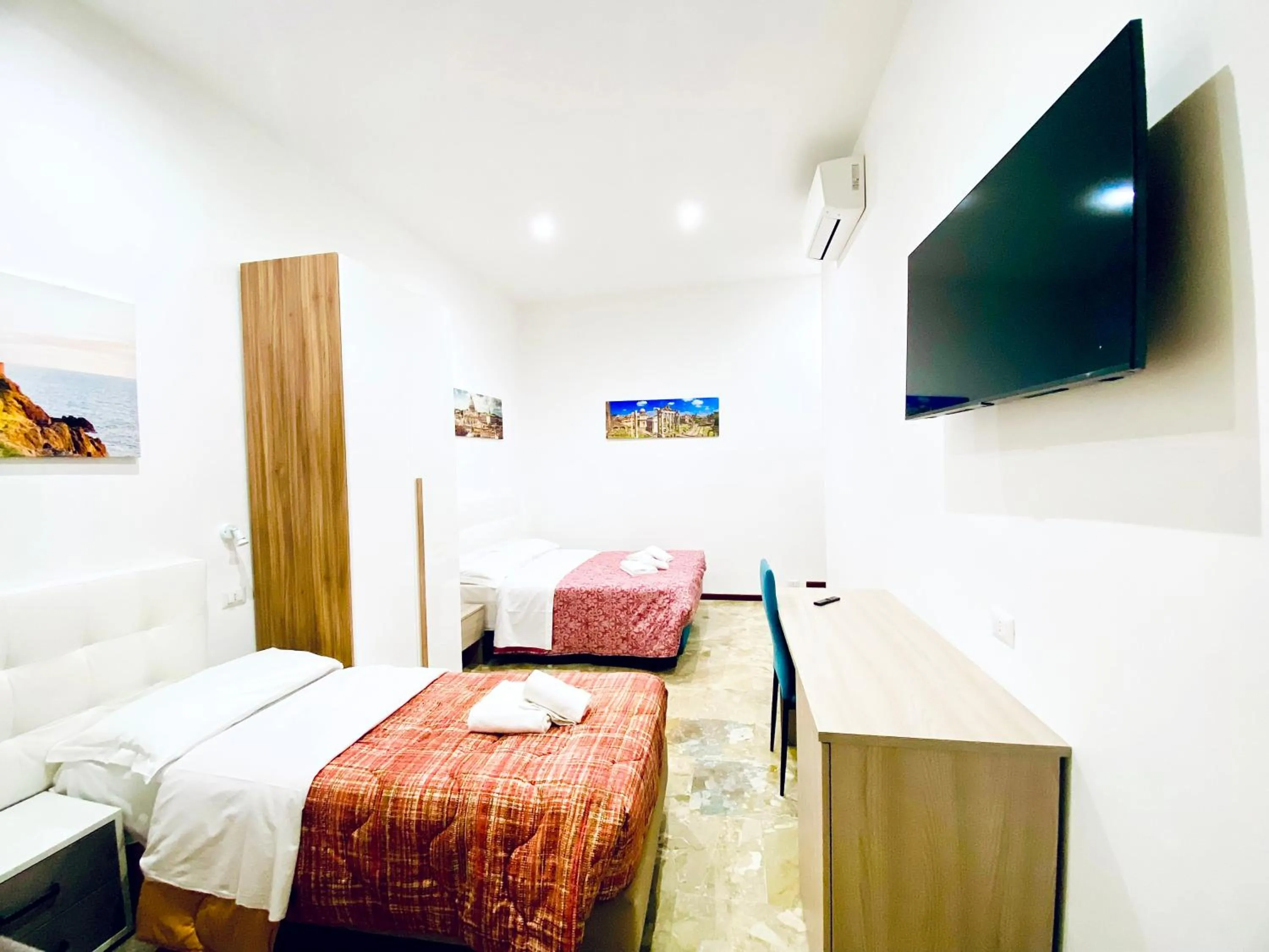 Communal lounge/ TV room, Bed in Tawhid Accomodation