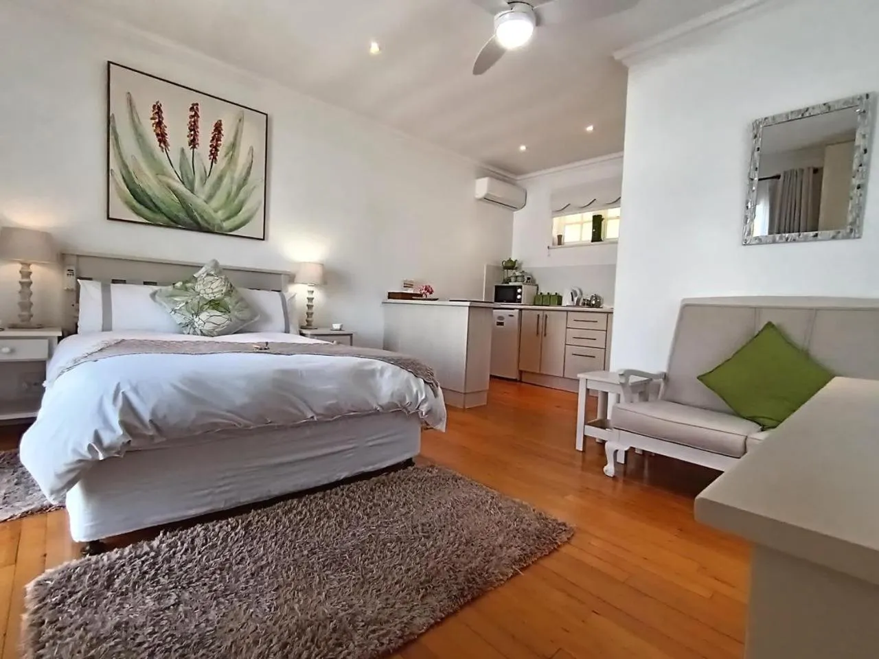 Kitchen or kitchenette, Bed in On the Bay