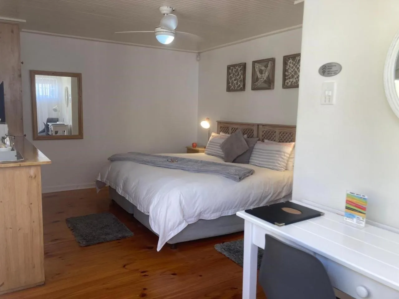 Bedroom, Bed in On the Bay