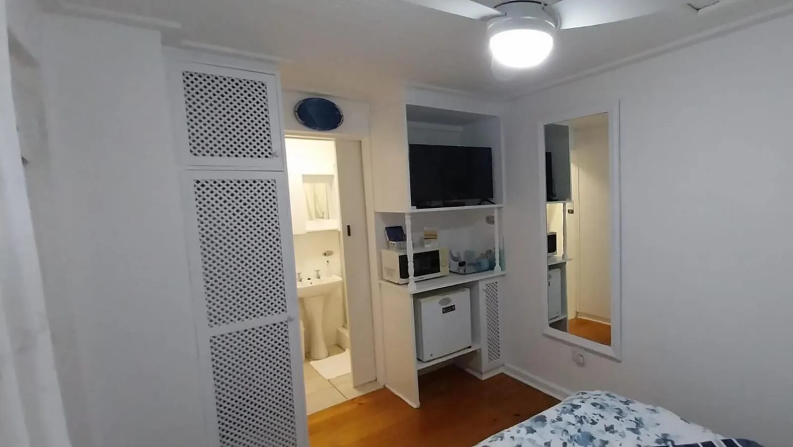 Bedroom, Bed in On the Bay