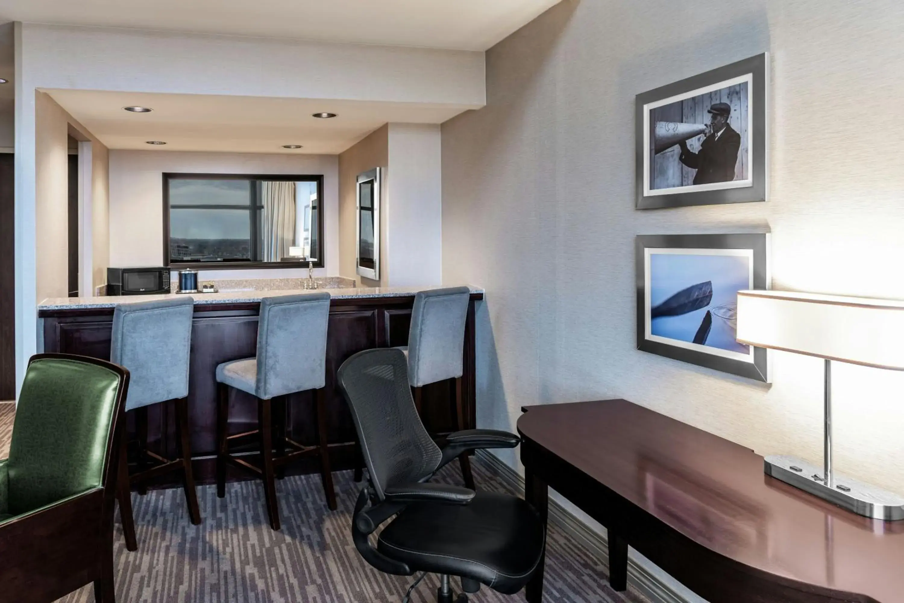 Lounge or bar in The Capital Suites Hotel Lounge or bar in The Capital Suites Hotel