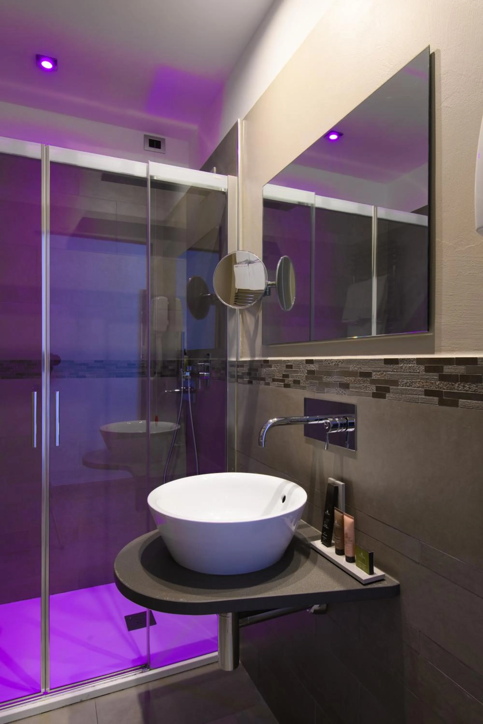 Bathroom in Hotel & Apartments Sasso