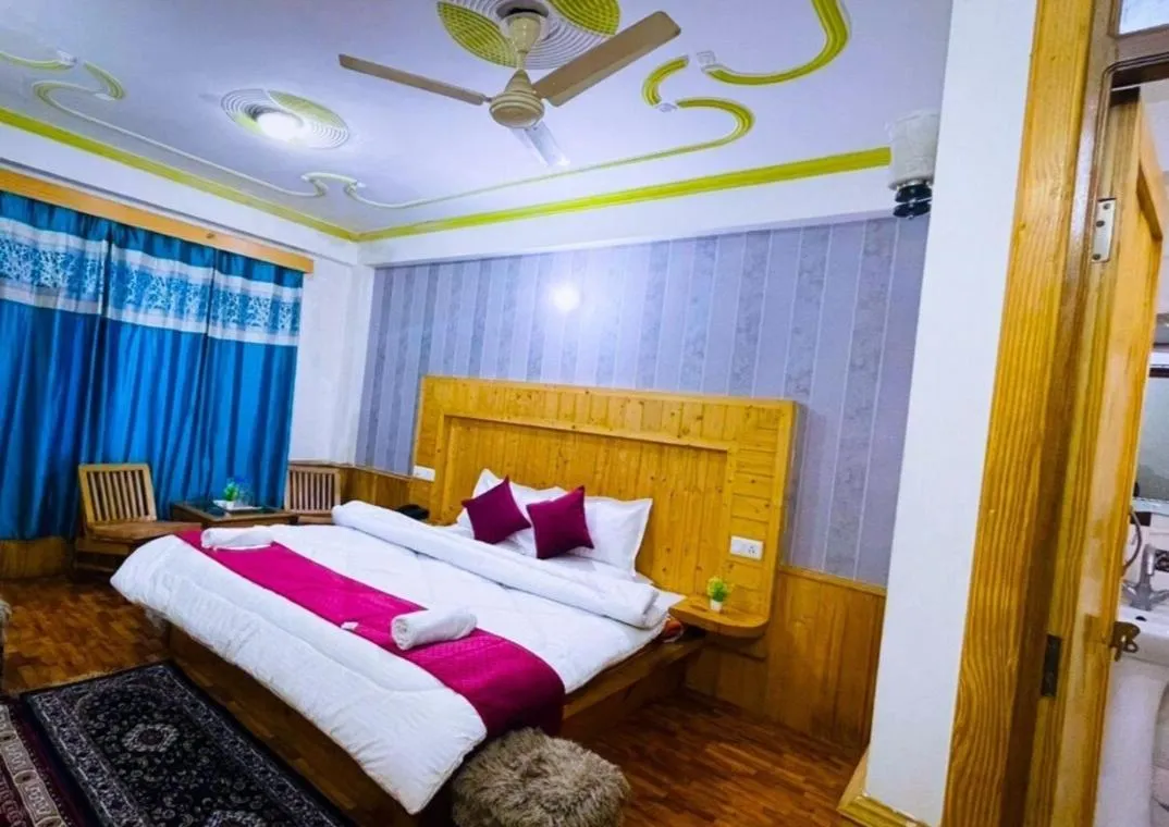 Bed in Hotel Hilltop At Mall Road Manali With Open Terrace