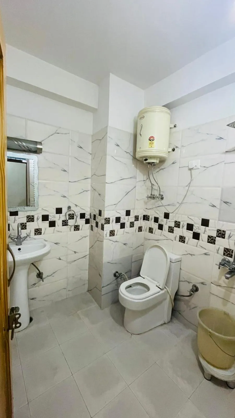 Toilet in Hotel Hilltop At Mall Road Manali With Open Terrace