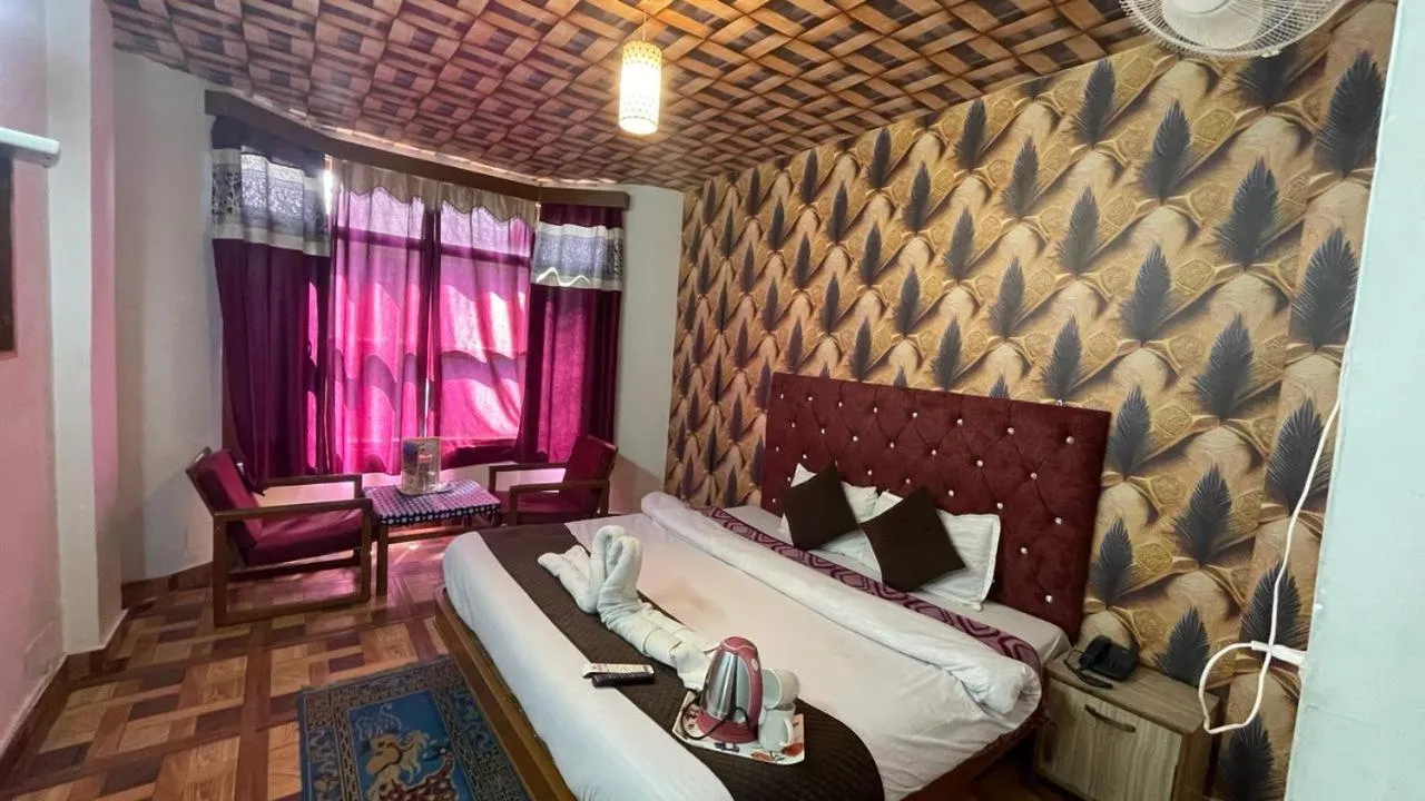 Bed in Hotel Hilltop At Mall Road Manali With Open Terrace