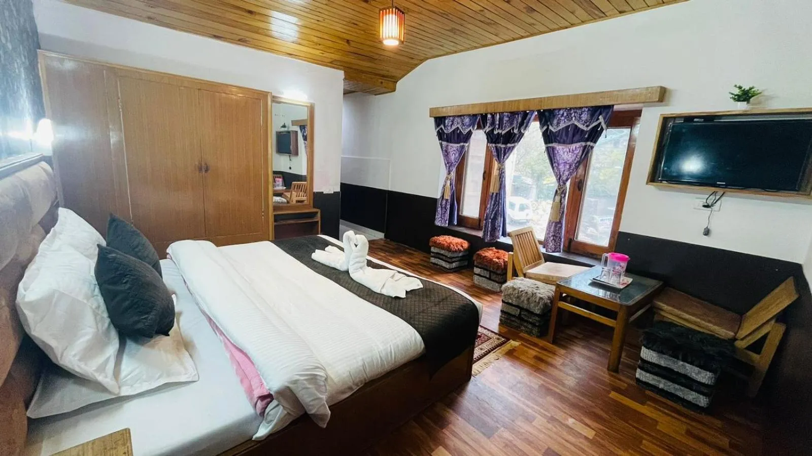 Bedroom, Bed in Hotel Hilltop At Mall Road Manali With Open Terrace