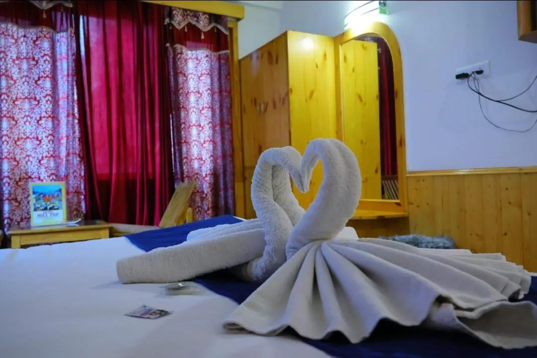 Bed in Hotel Hilltop At Mall Road Manali With Open Terrace